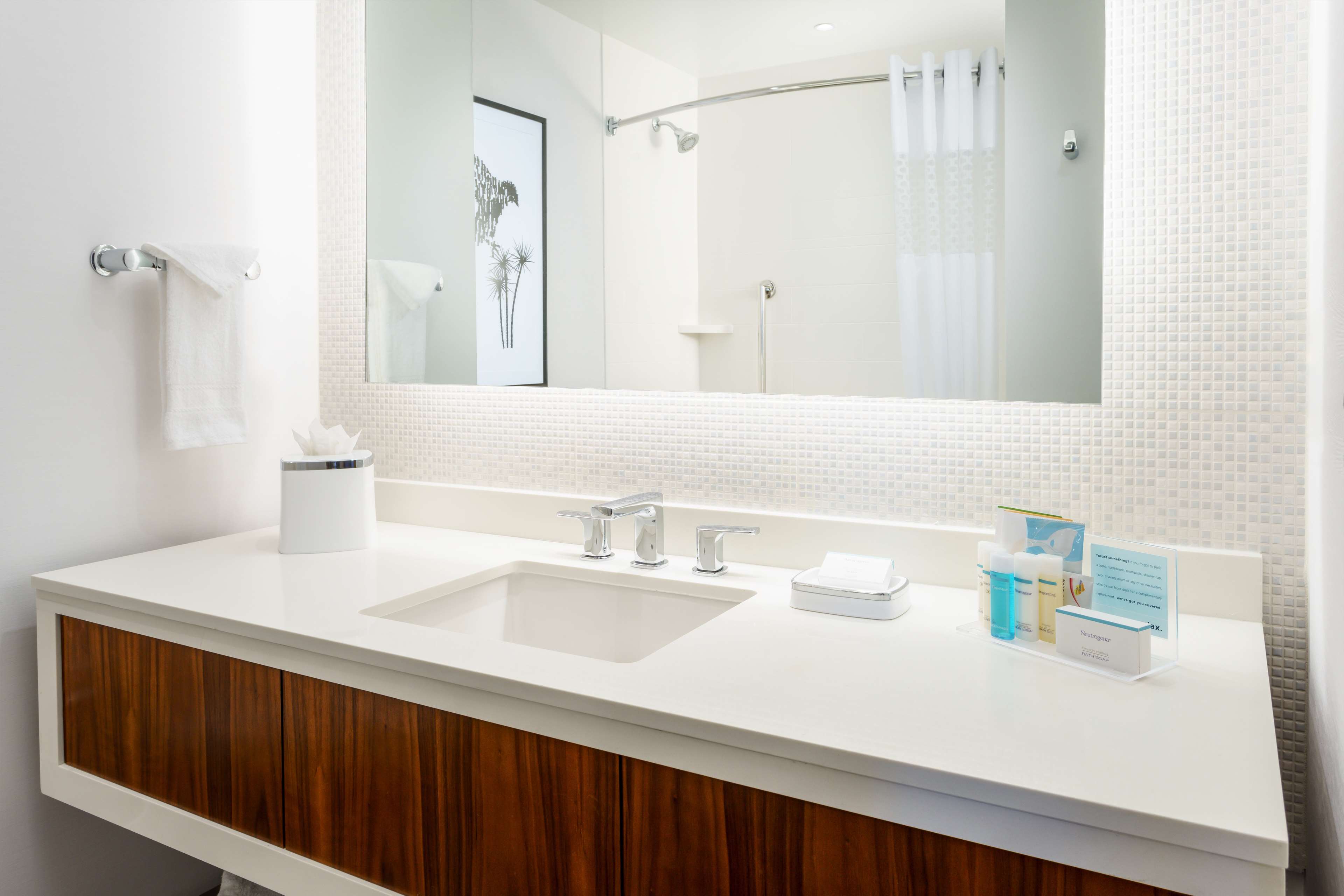 Guest room bath