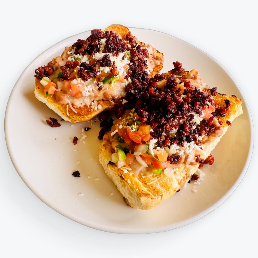 MOLLETES CON CHORIZO