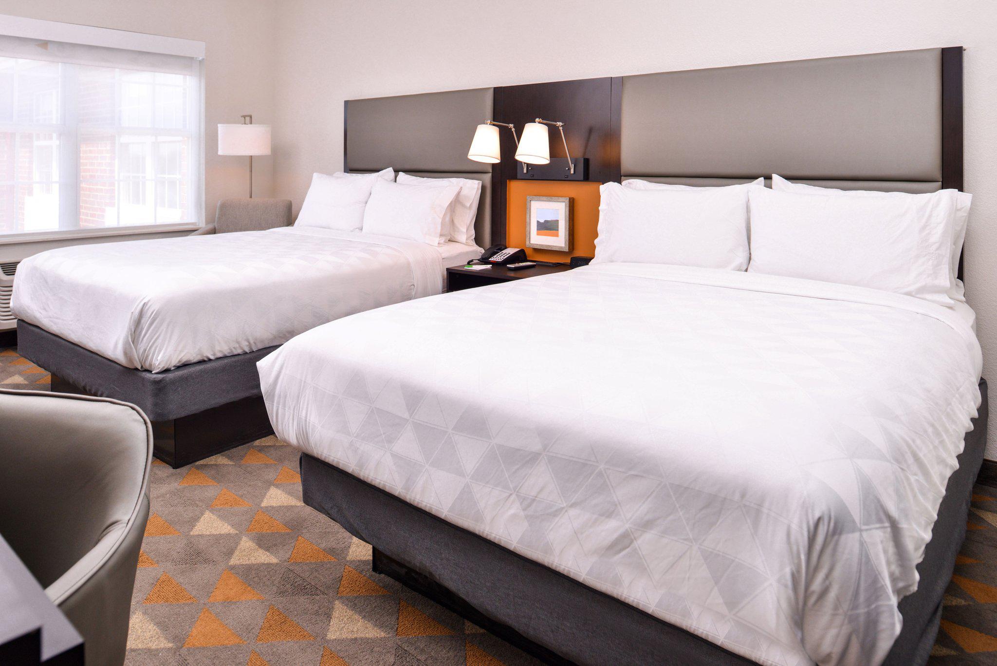 Holiday Inn & Suites Dallas-Addison Photo