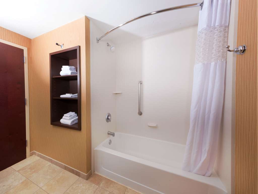 Hampton Inn & Suites Woodstock, VA Image