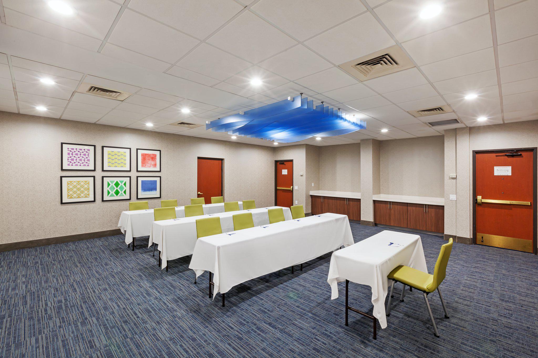 Holiday Inn Express & Suites Houston - Memorial Park Area Photo