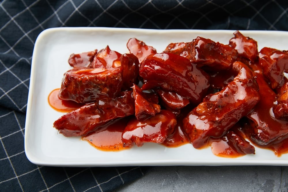 BBQ Rib Tips Sandwich/Sandwich de Puntas de Castillo BBQ