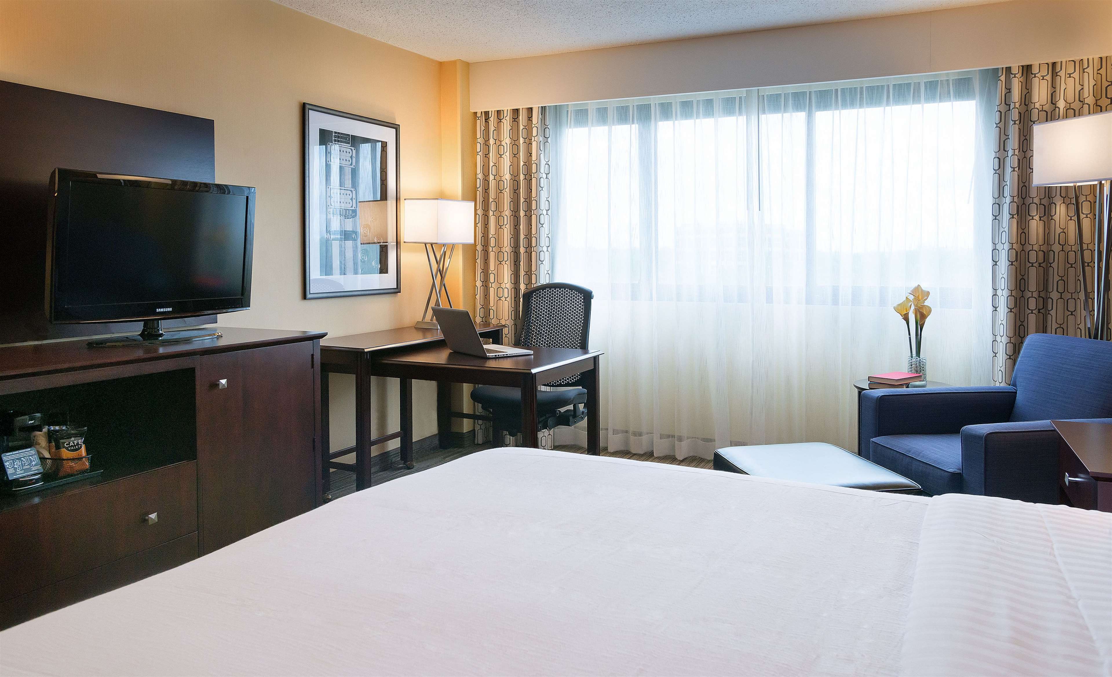 Hilton Nashville Airport Hotel Photo