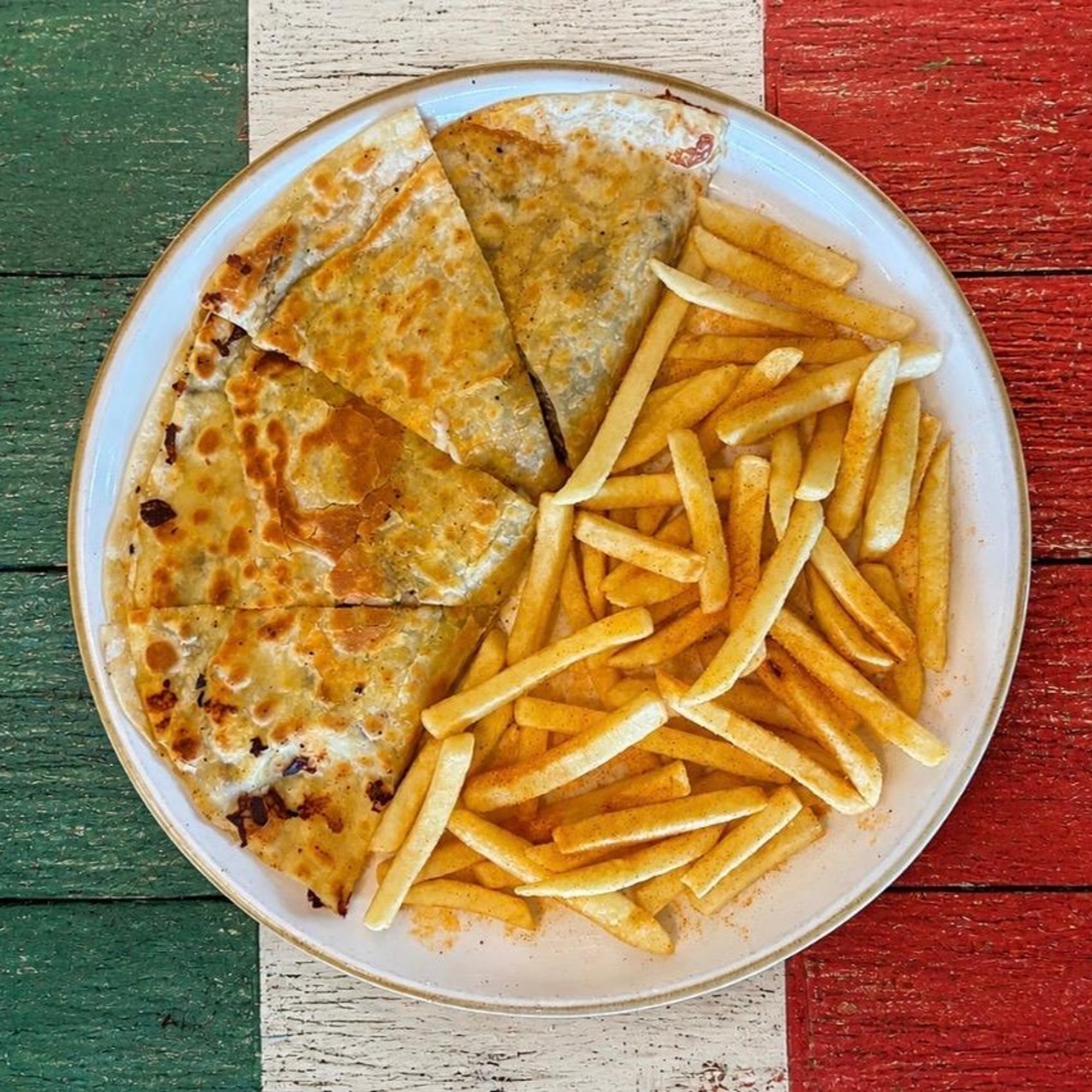 Mar y Tierra Quesadilla