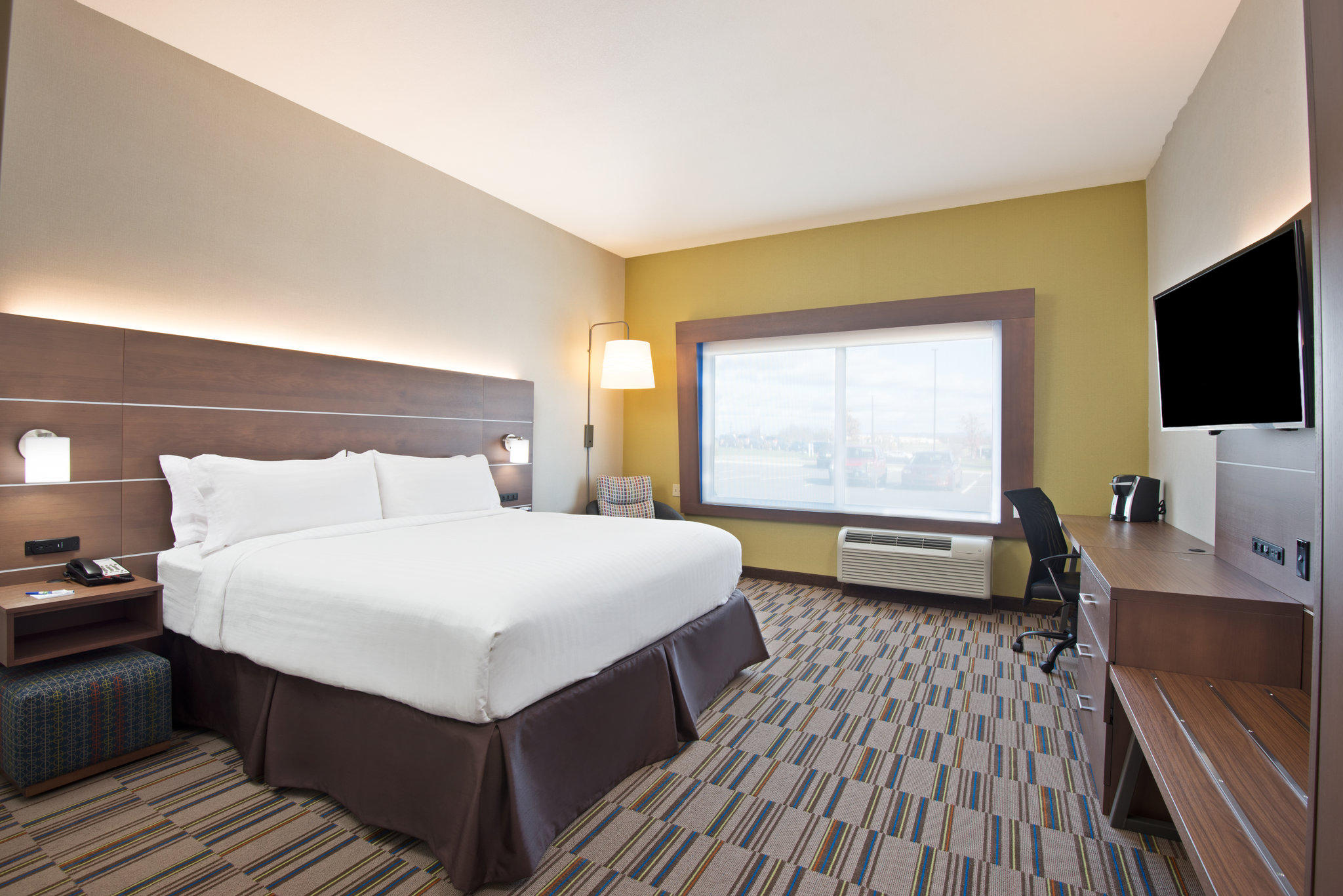 Holiday Inn Express & Suites Uniontown Photo