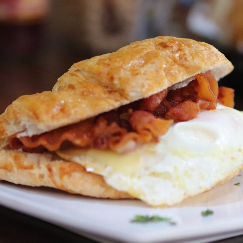 Croissant con Huevo, Tocineta y Queso