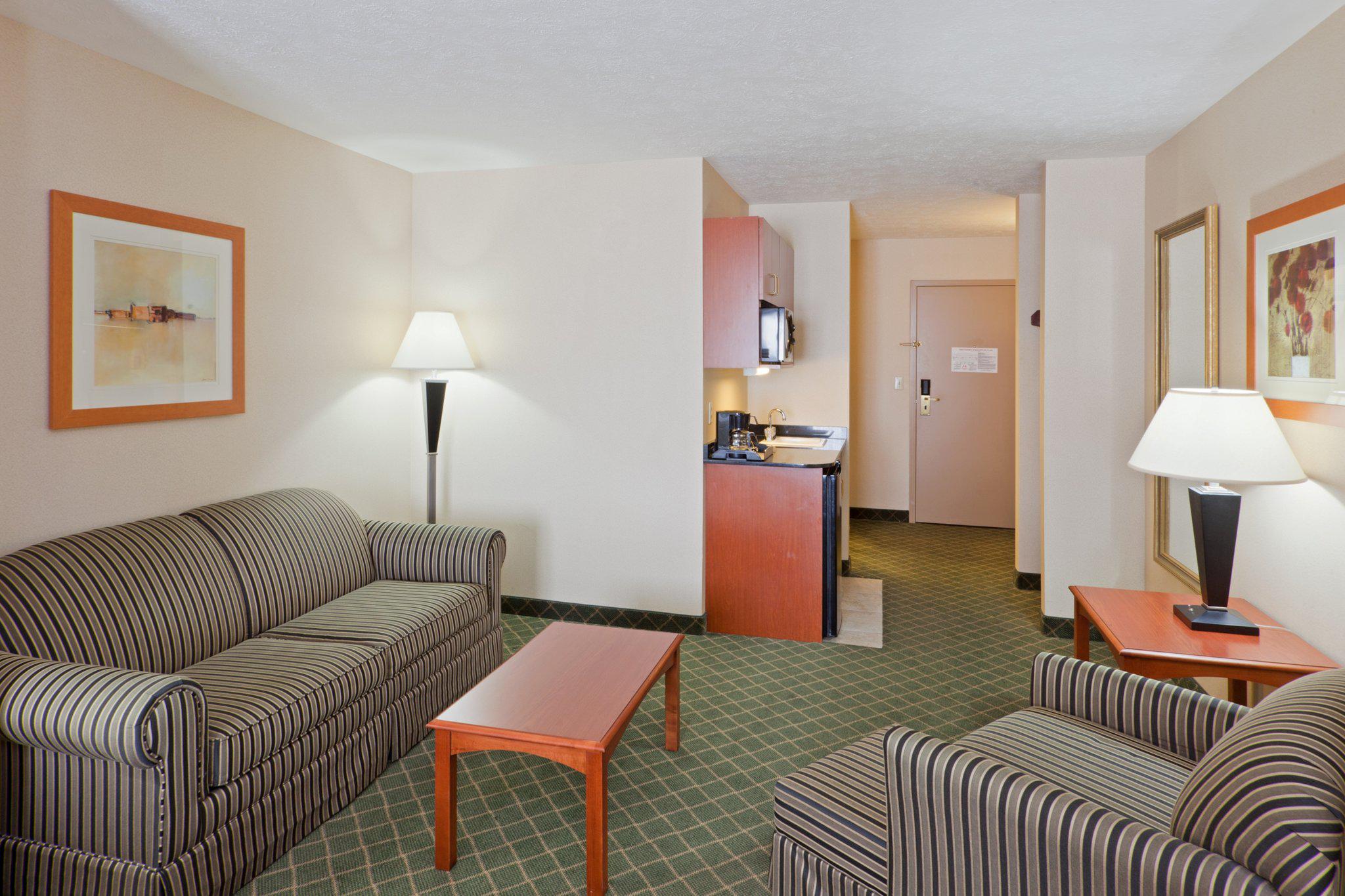 Holiday Inn Express & Suites Kent State University Photo