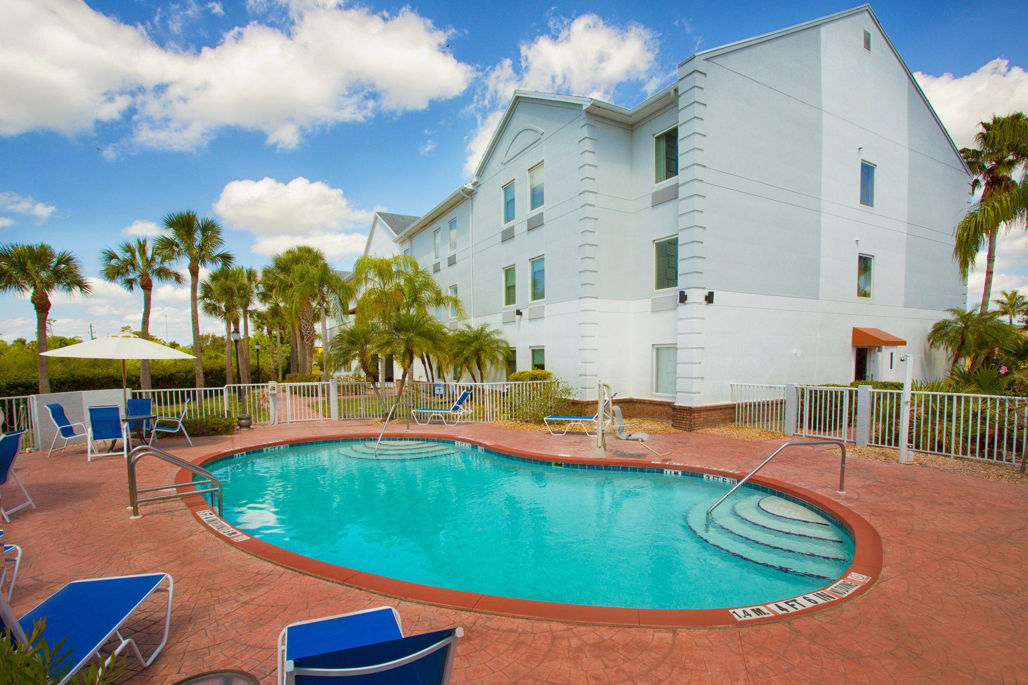 Holiday Inn Express & Suites Port Charlotte Photo