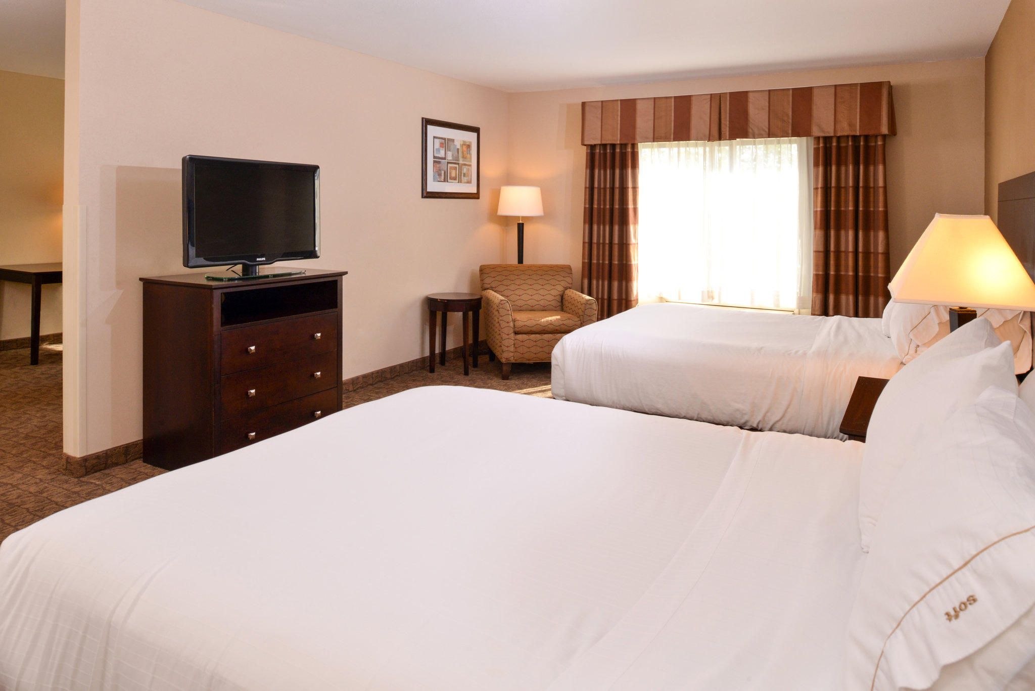 Holiday Inn Express & Suites Fairmont Photo