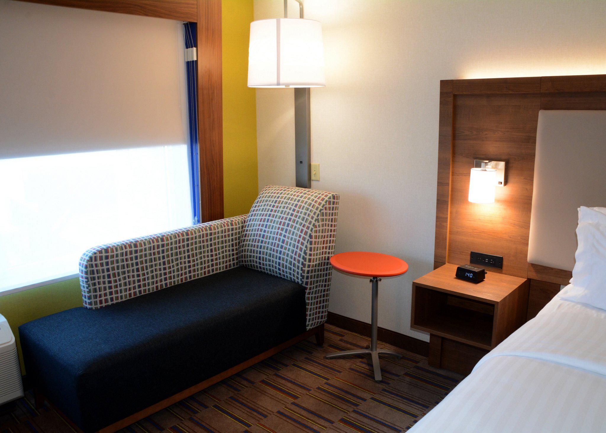 Holiday Inn Express & Suites Pittsburgh - Monroeville Photo