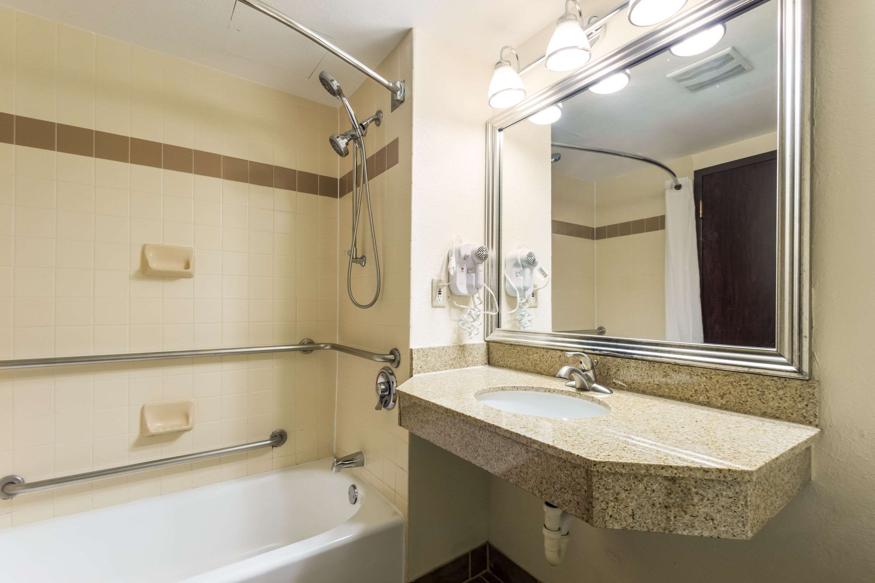 Quality Suites Milwaukee Airport Photo