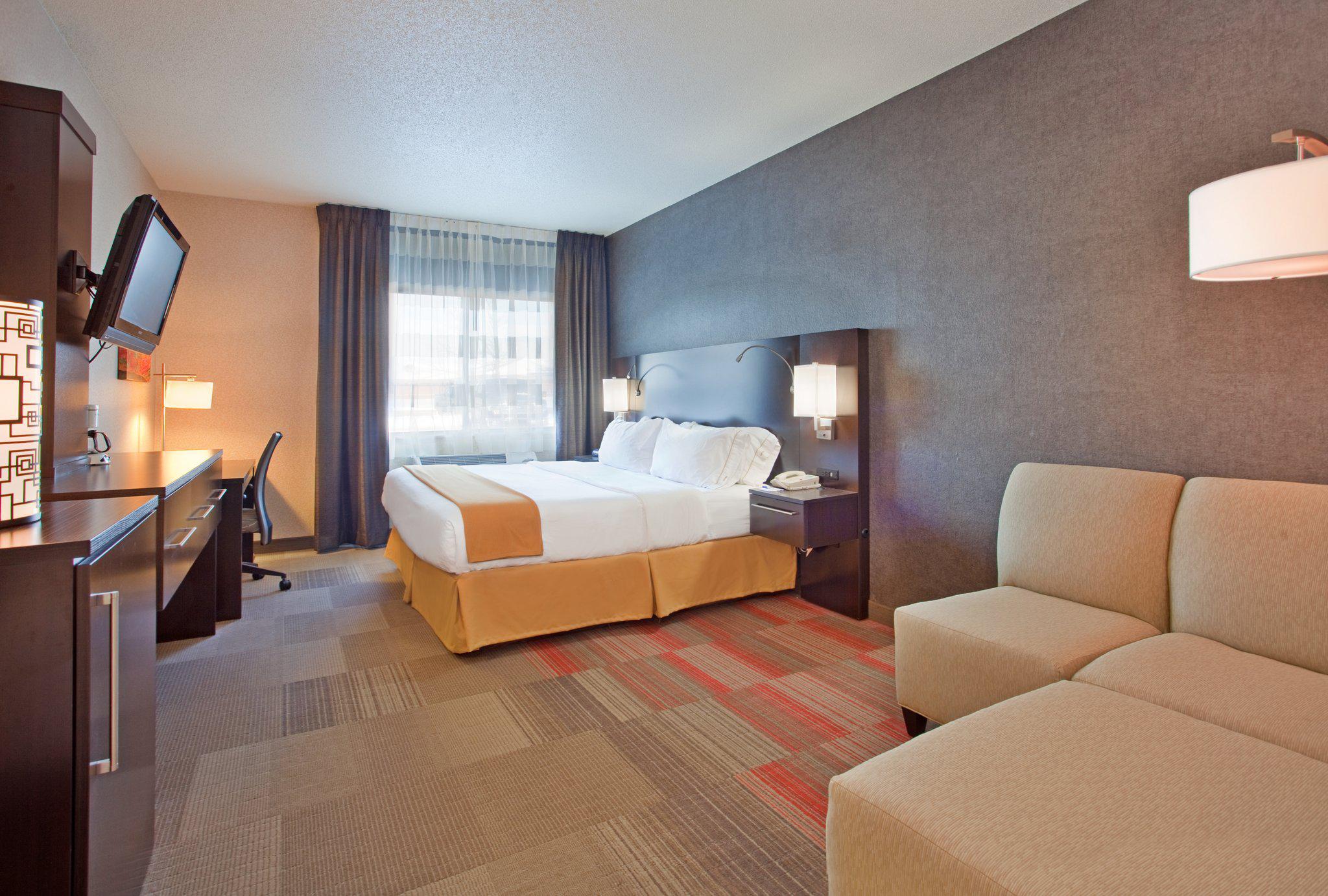 Holiday Inn Express & Suites Beatrice Photo