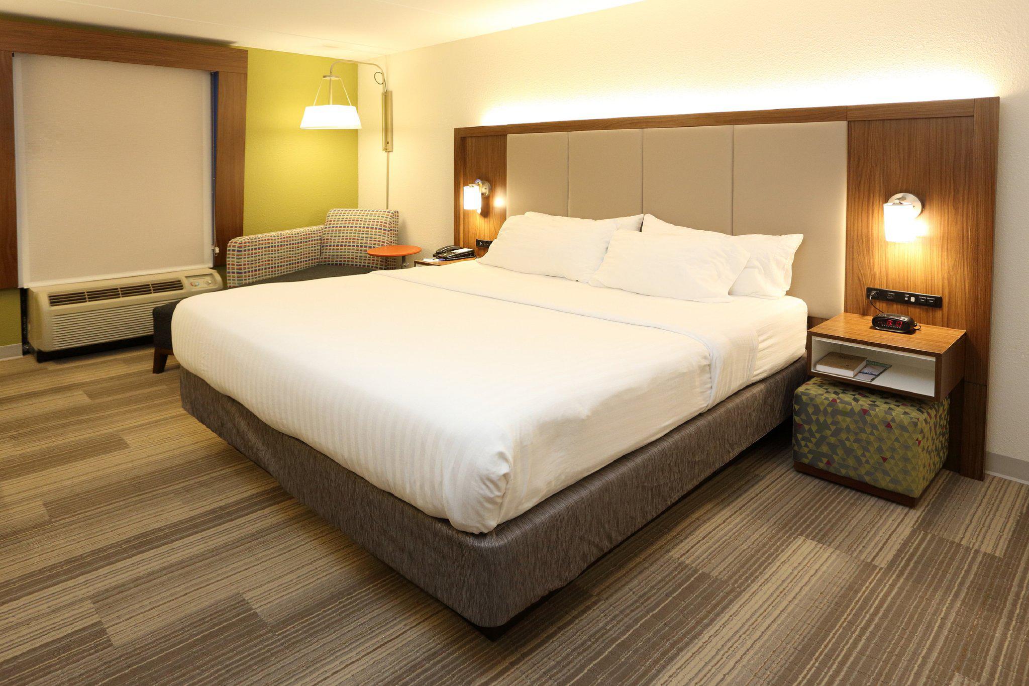 Holiday Inn Express & Suites Newport News Photo