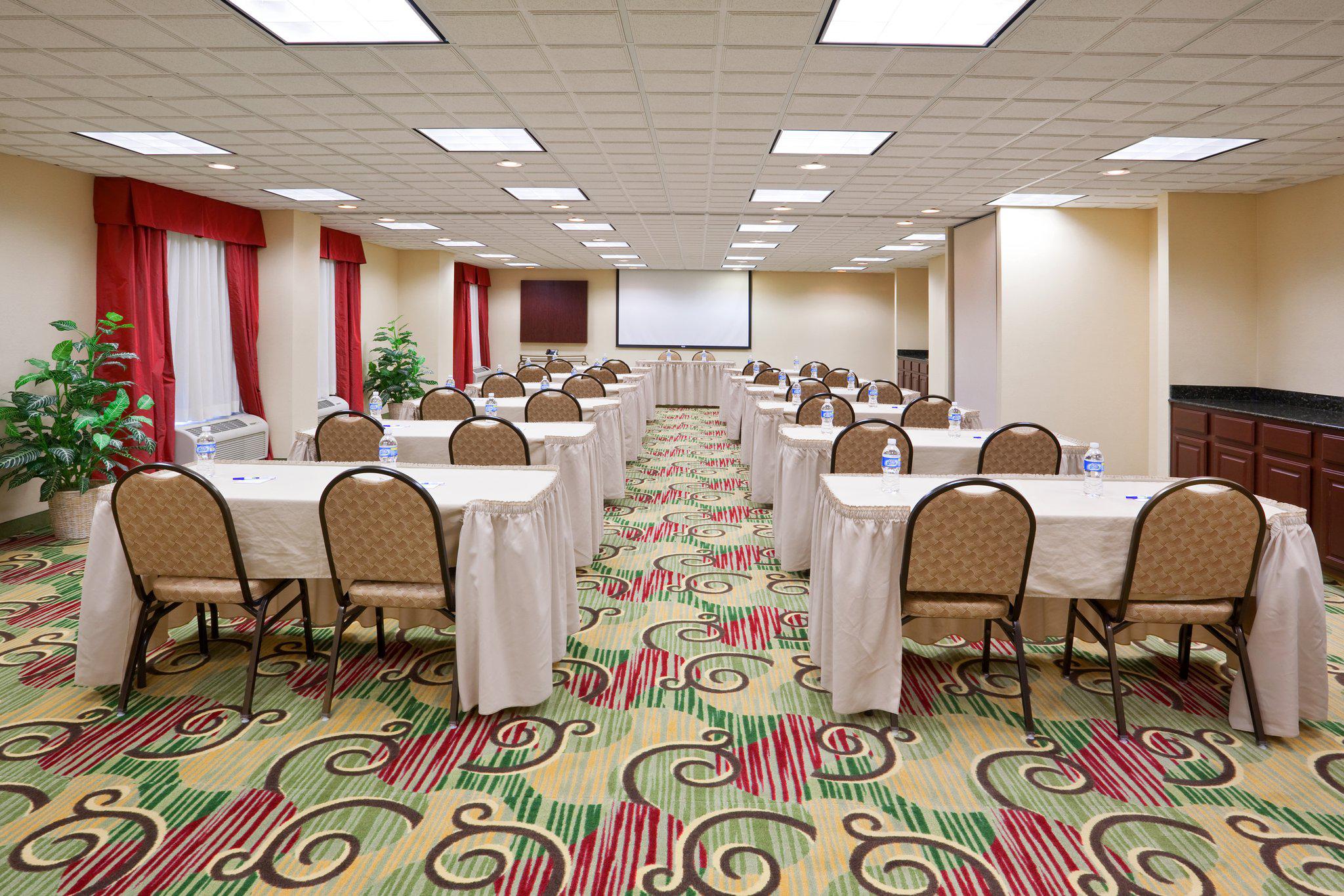 Holiday Inn Express & Suites Cleveland-Streetsboro Photo