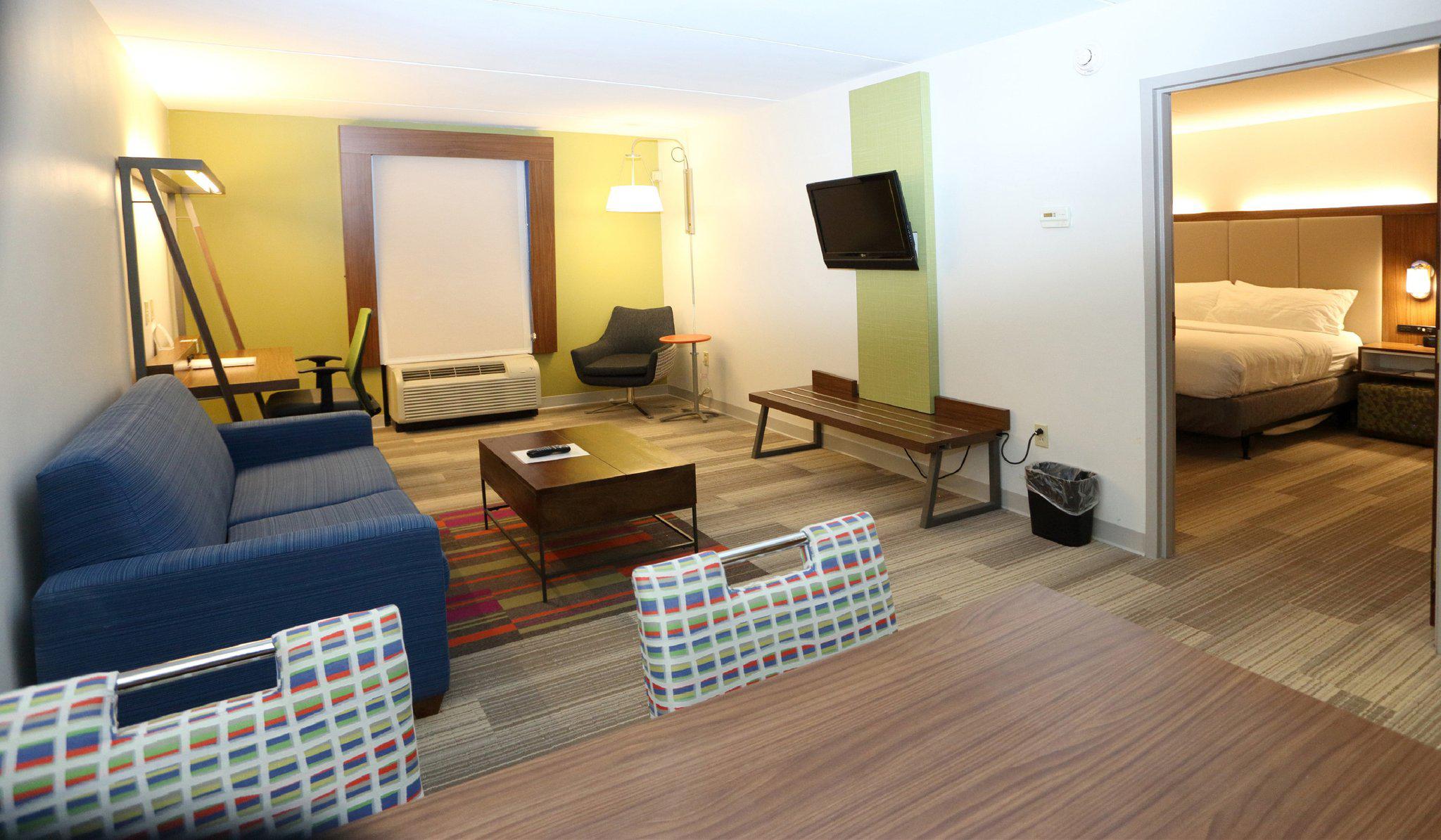 Holiday Inn Express & Suites Newport News Photo