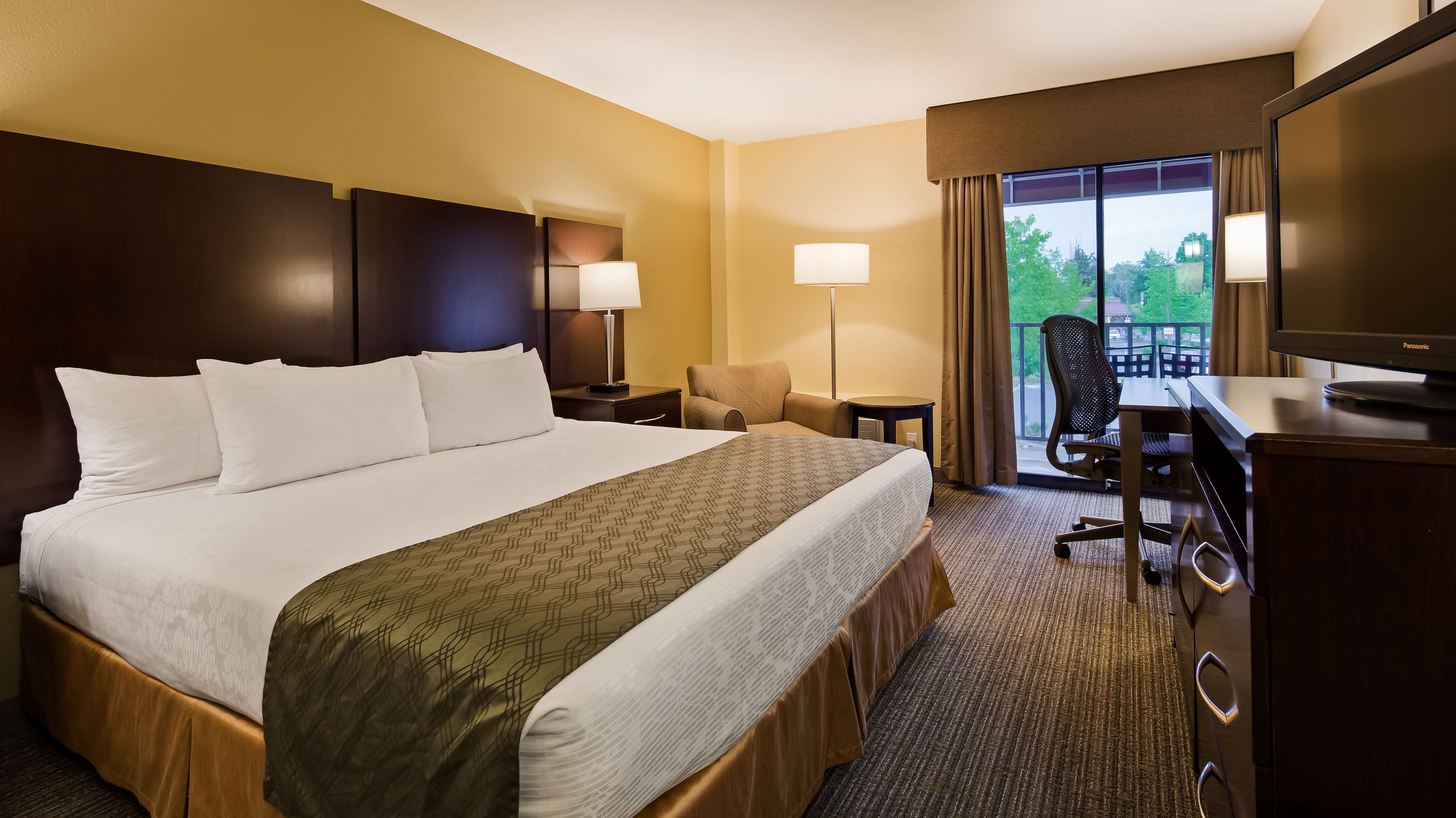 Best Western Plus Plaza by the Green Photo