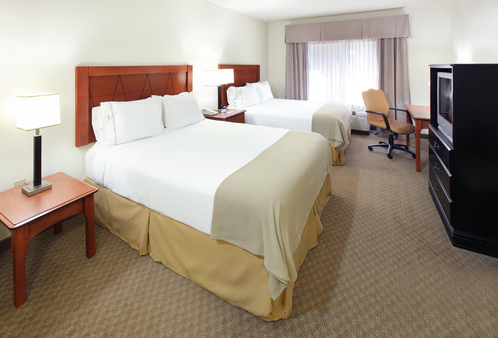 Holiday Inn Express & Suites Pine Bluff/Pines Mall Photo