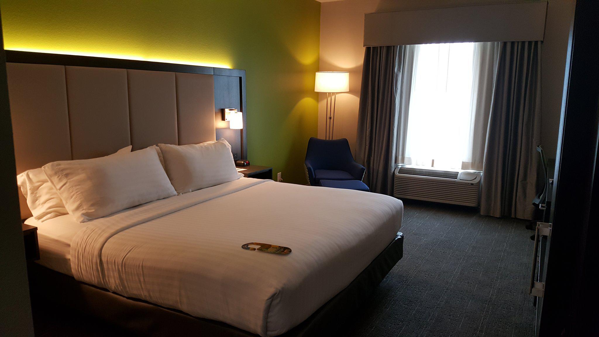 Holiday Inn Express & Suites Pearland Photo