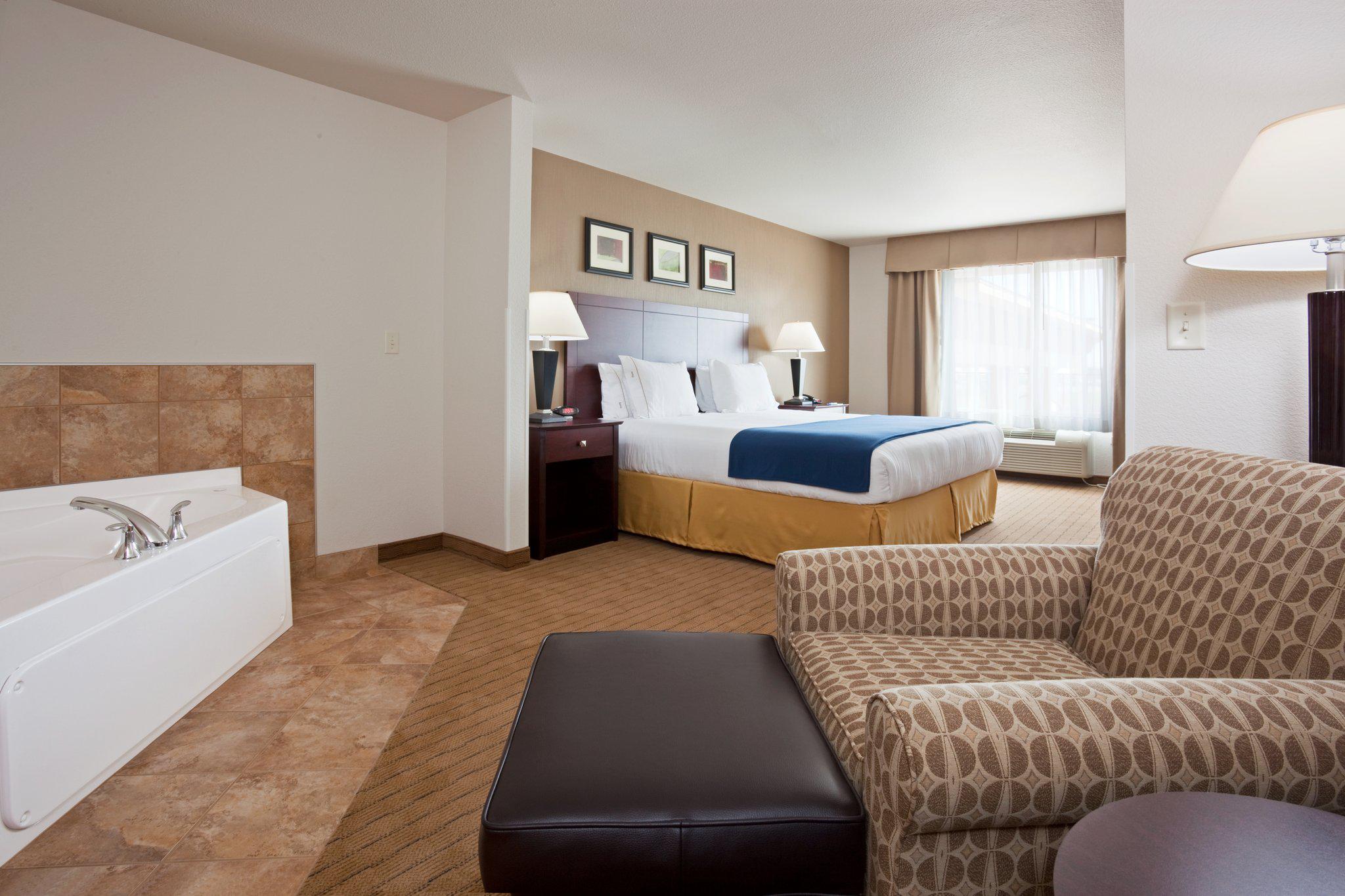 Holiday Inn Express & Suites Antigo Photo