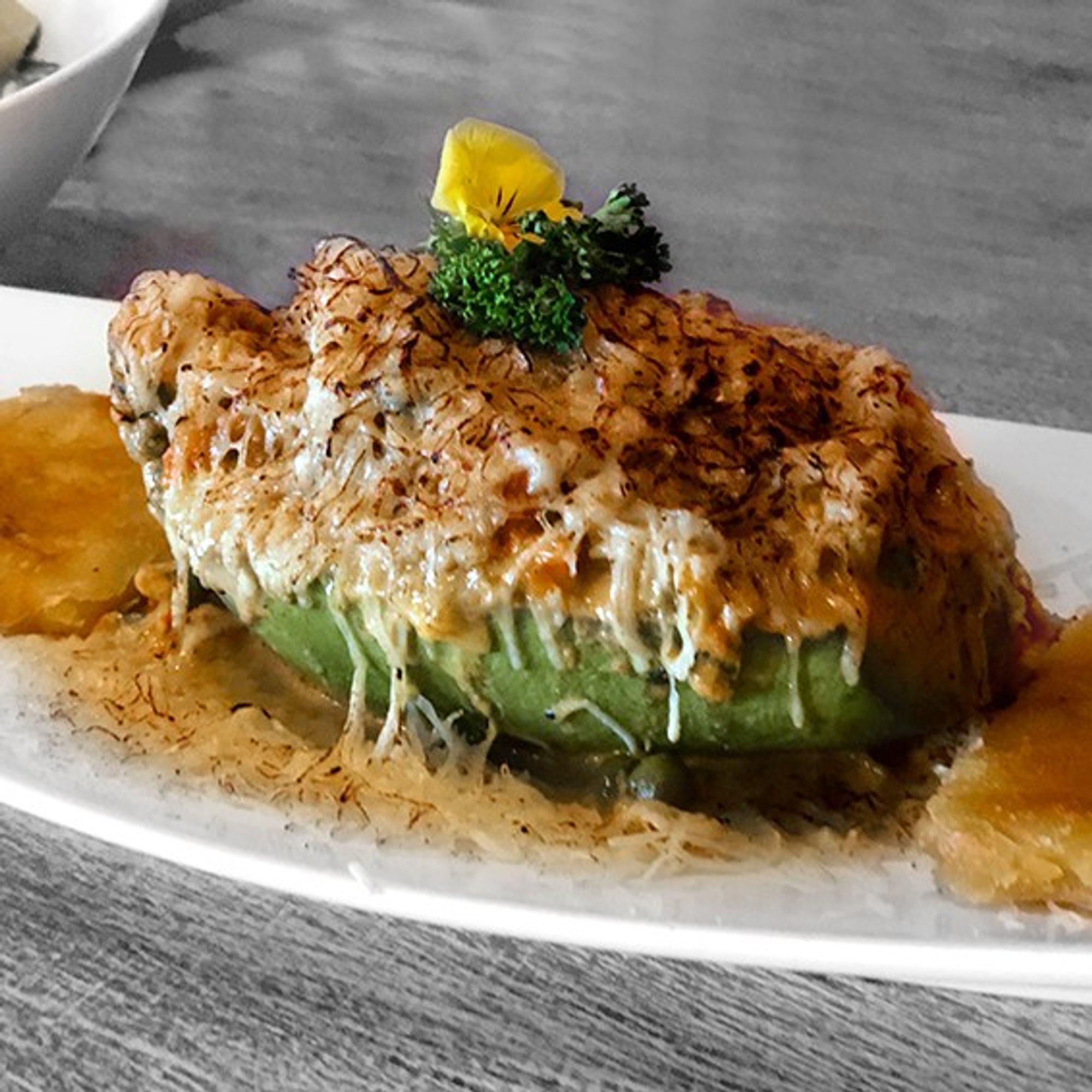 Palta Gratinada con Camarón y Cangrejo
