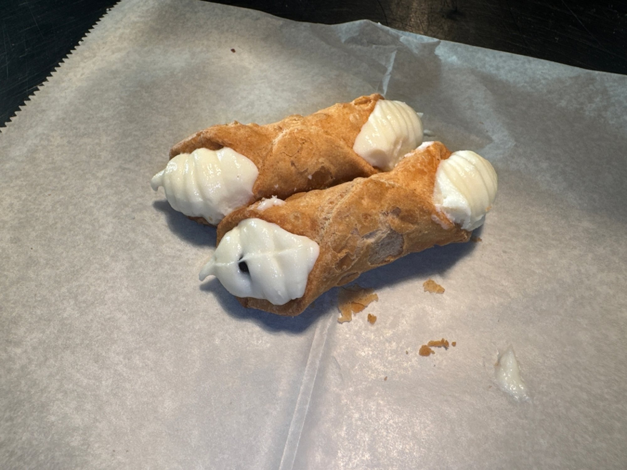 2 cannolis
