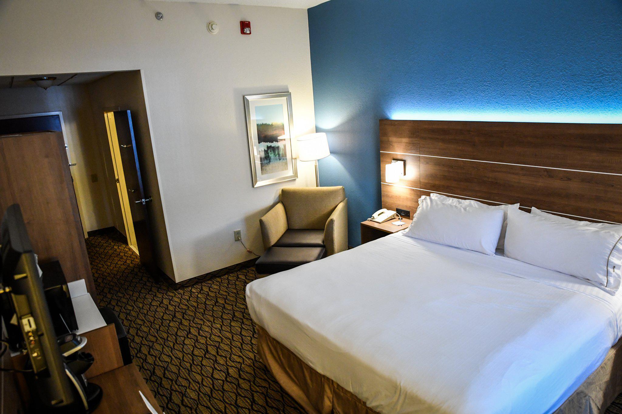 Holiday Inn Express & Suites Concord Photo