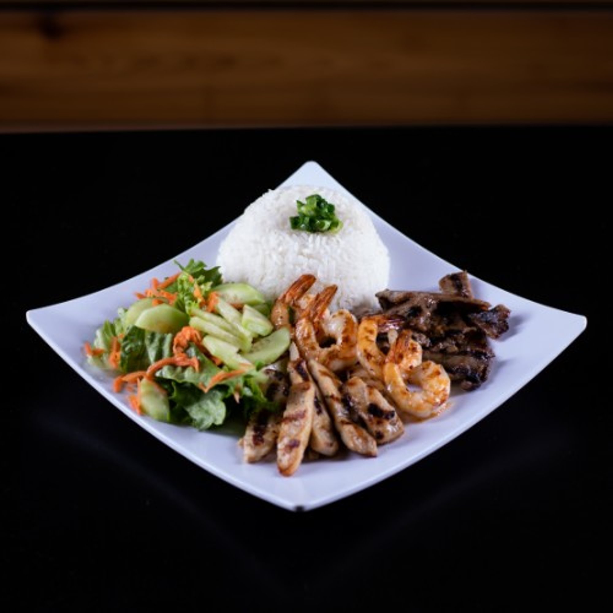 R6: Combination Chicken, Pork, Shrimp W Rice