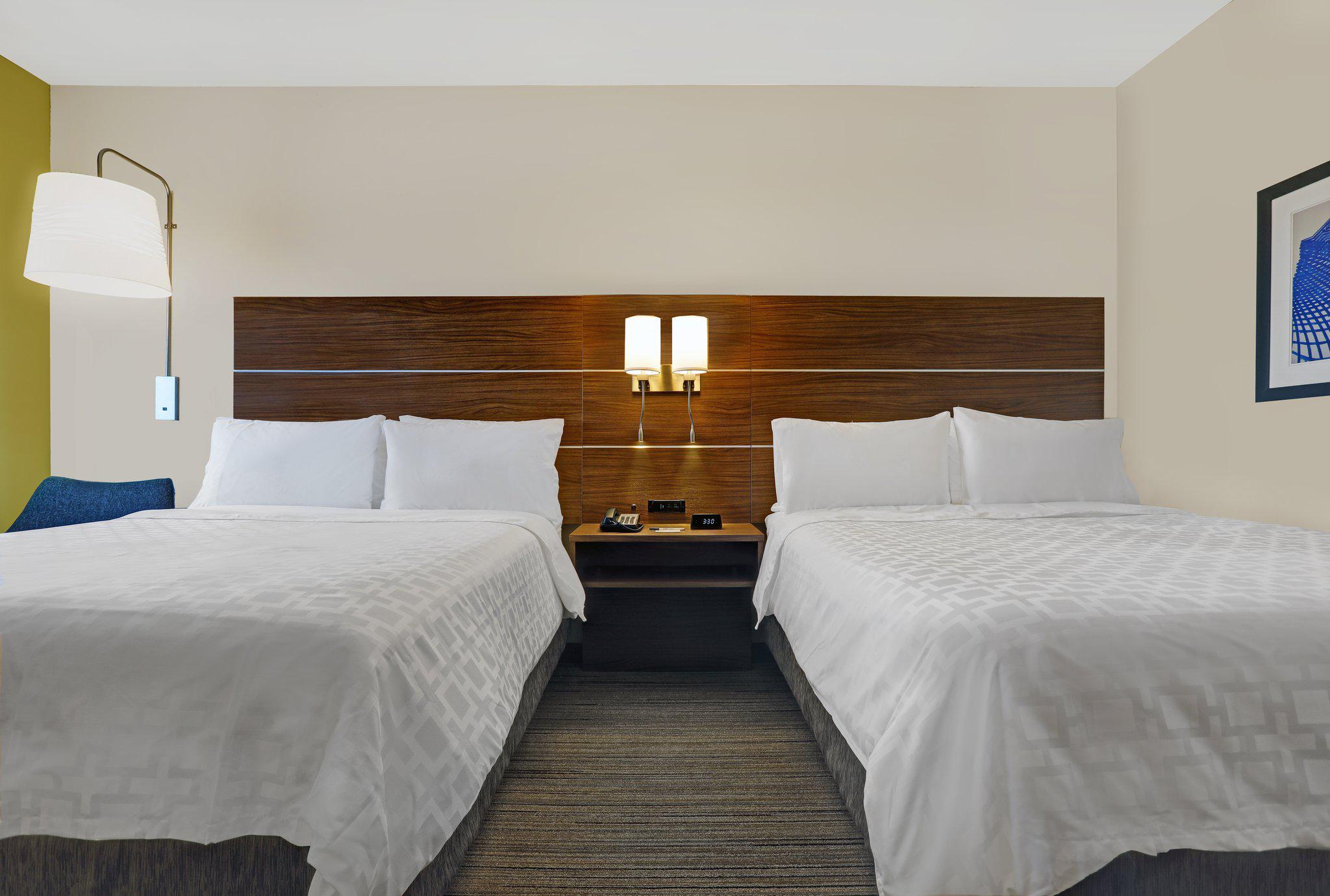 Holiday Inn Express & Suites Lenexa - Overland Park Area Photo