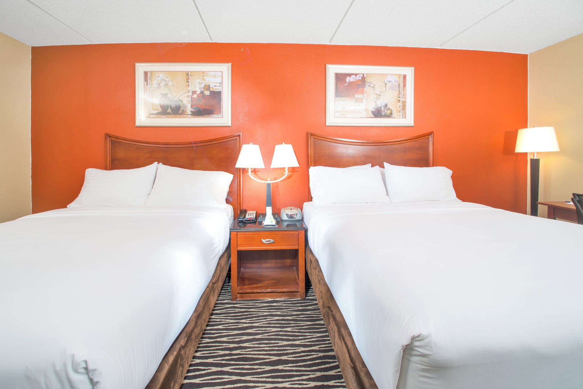 Holiday Inn Express & Suites Fayetteville-Ft. Bragg Photo