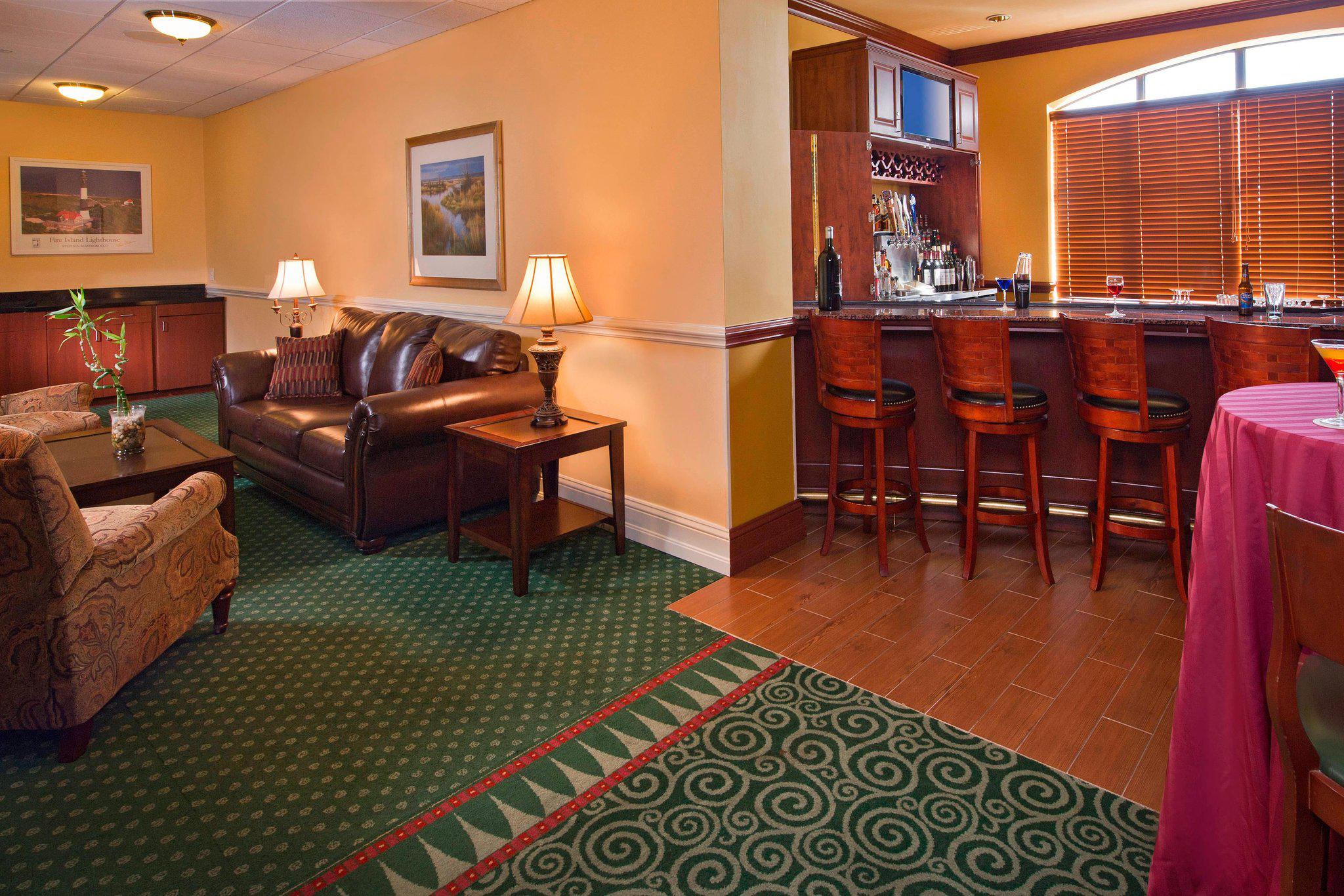 Courtyard by Marriott Long Island MacArthur Airport Photo