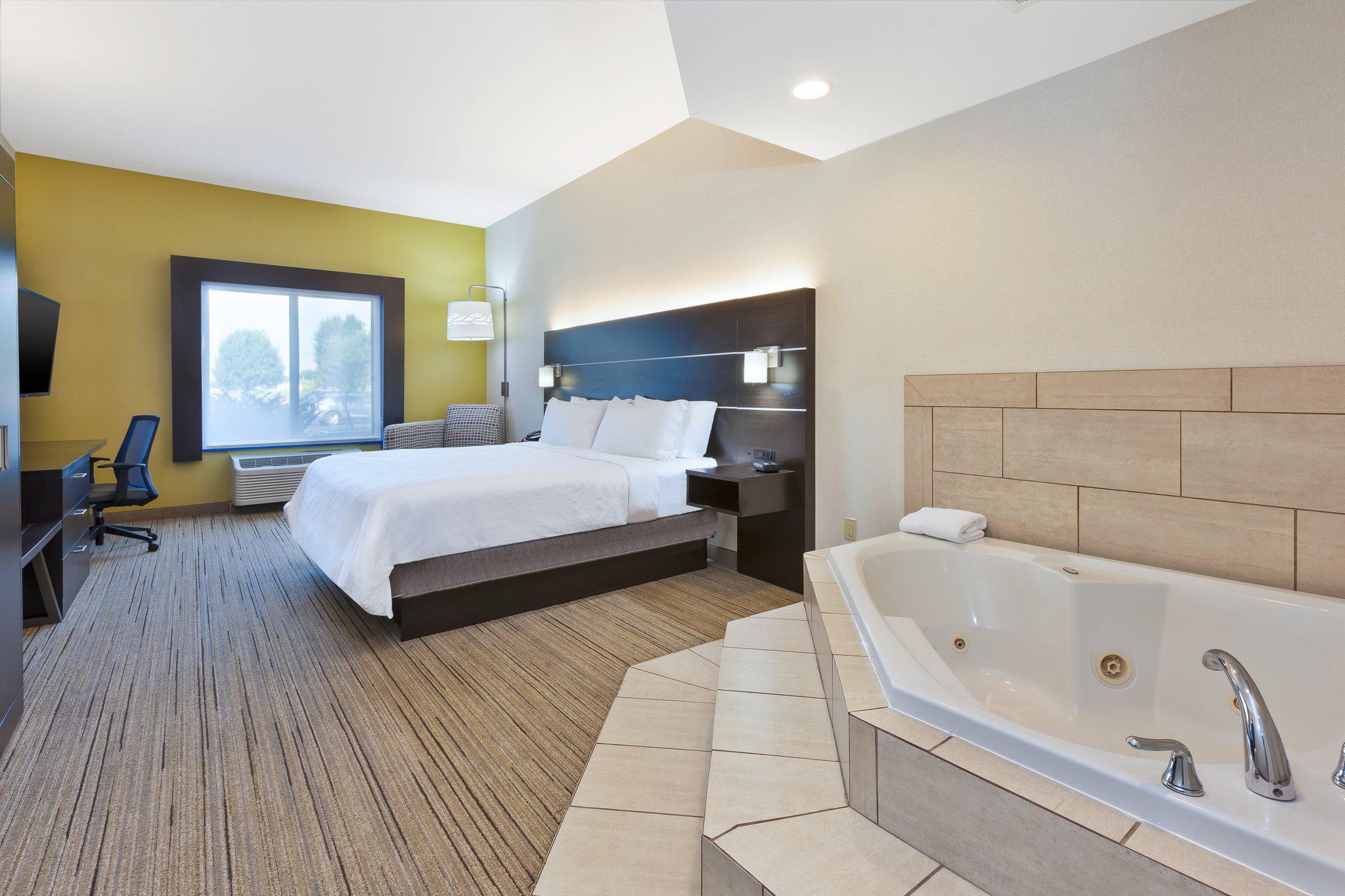 Holiday Inn Express & Suites Cleveland-Richfield Photo