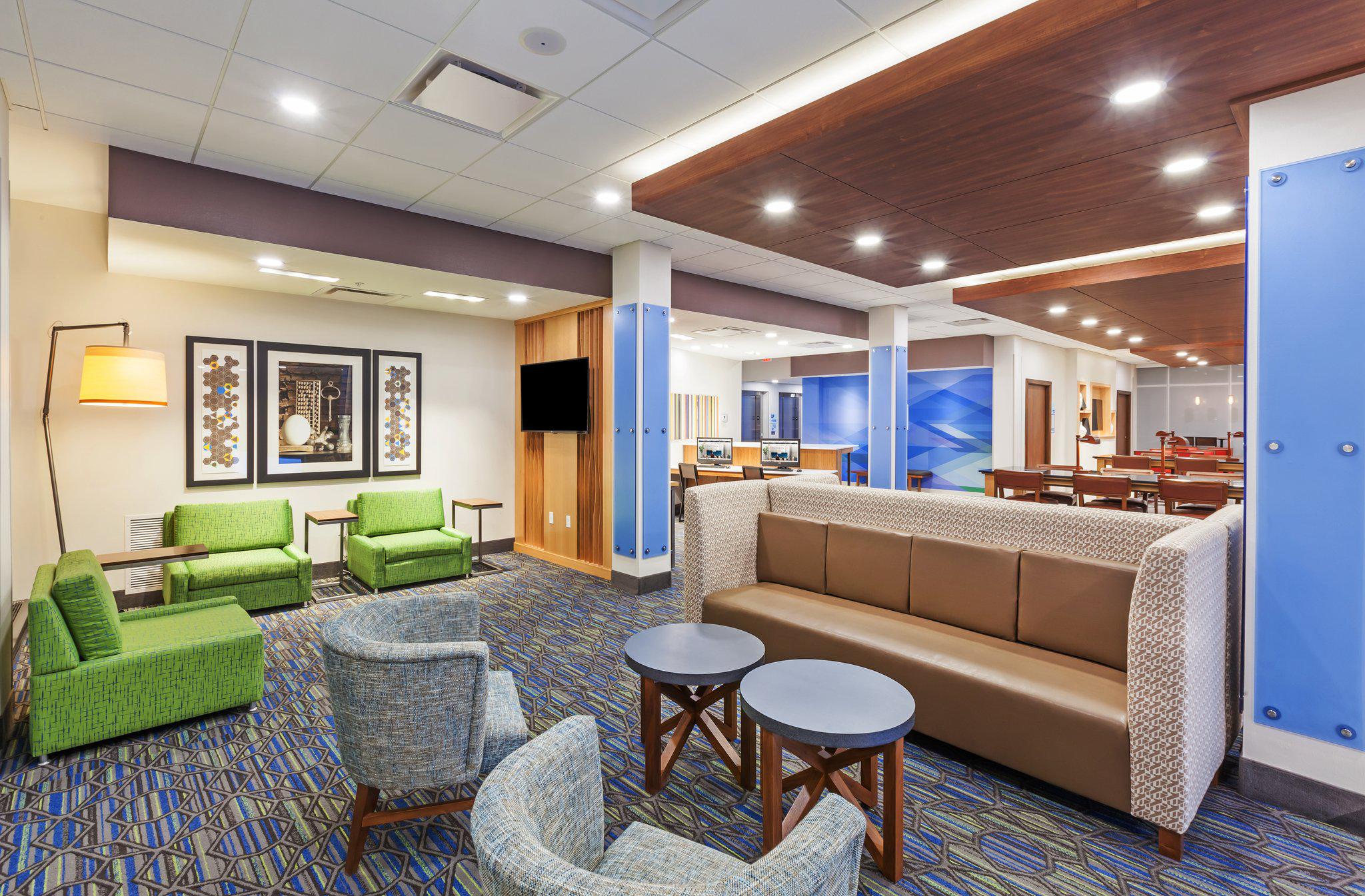 Holiday Inn Express & Suites Lenexa - Overland Park Area Photo