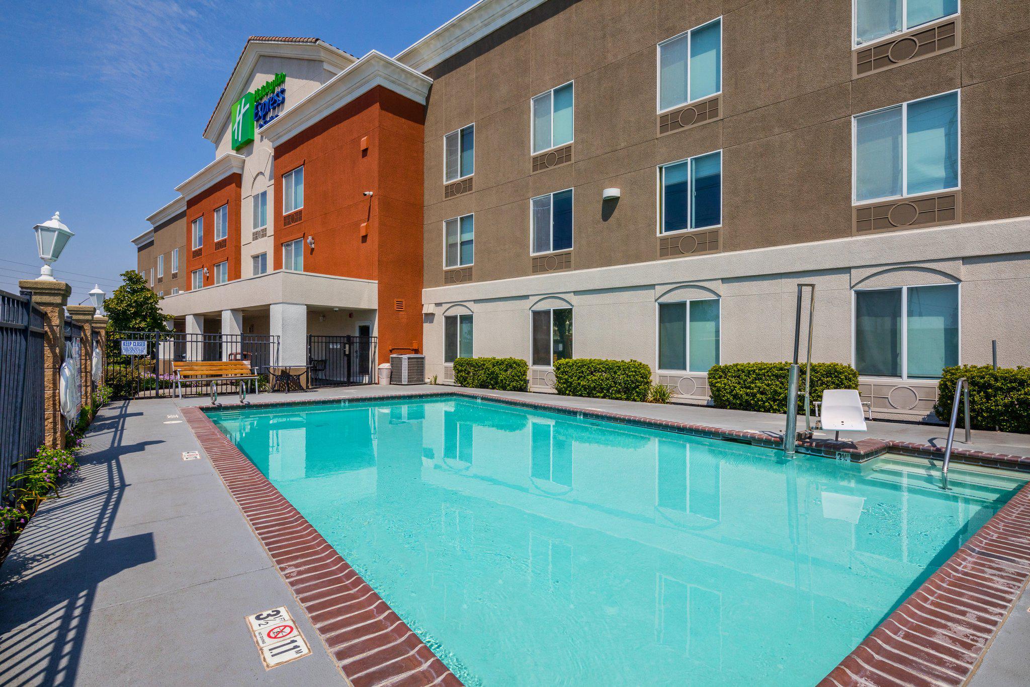 Holiday Inn Express & Suites Modesto-Salida Photo