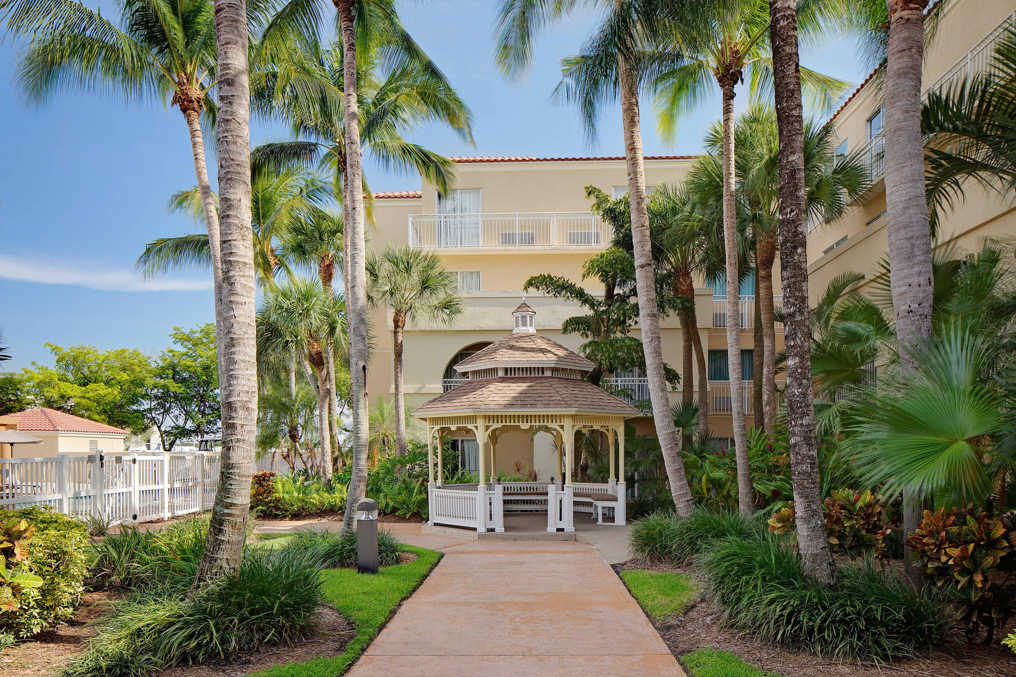 Courtyard by Marriott Fort Lauderdale North/Cypress Creek Photo