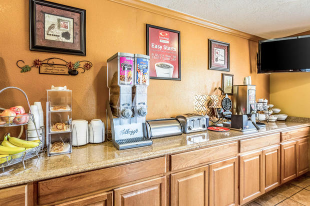 Images Econo Lodge Inn & Suites