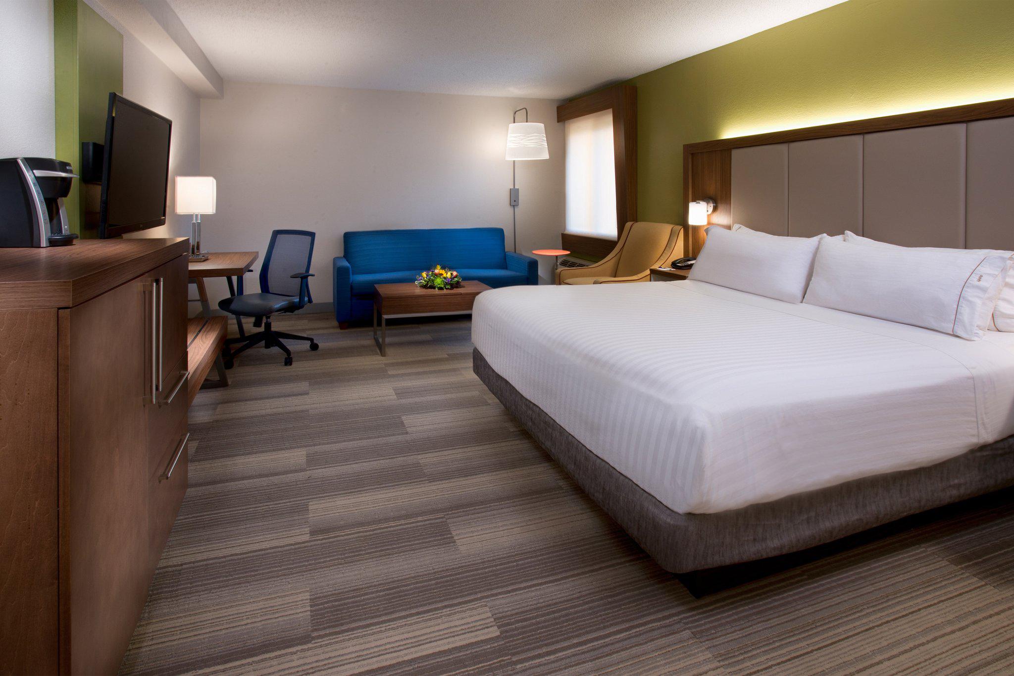 Holiday Inn Express Nashville Airport Photo