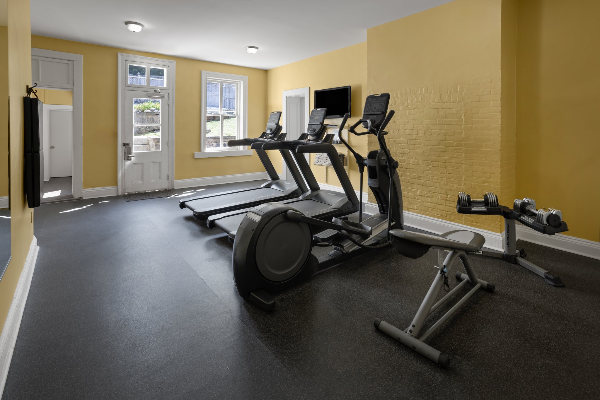 IHG Army Hotels Beat Navy House - Historia Image