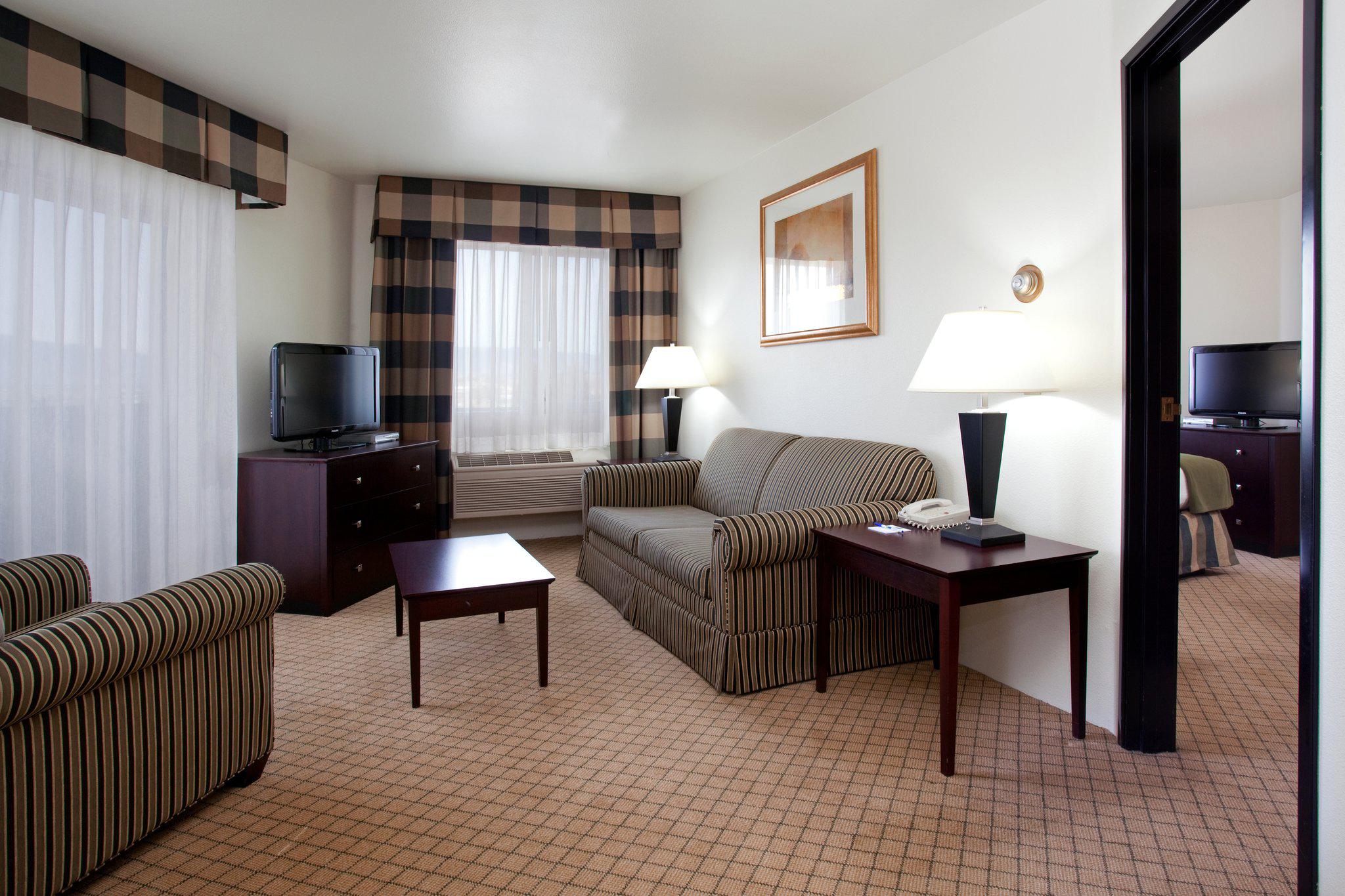 Holiday Inn Express & Suites Colorado Springs Airport Photo