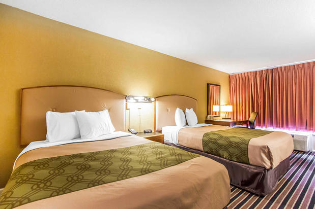 Images Econo Lodge Inn & Suites
