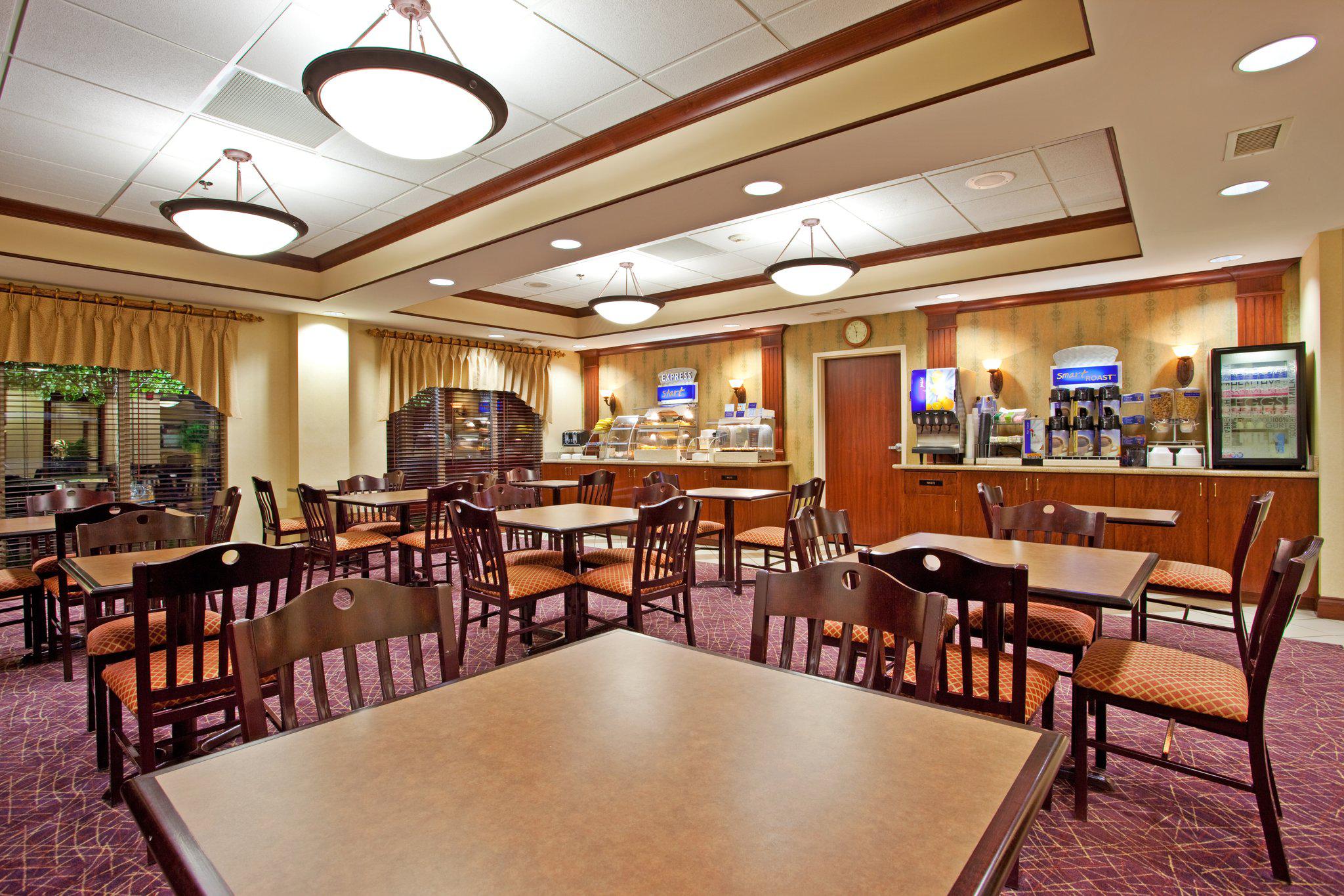 Holiday Inn Express & Suites Dayton-Centerville Photo