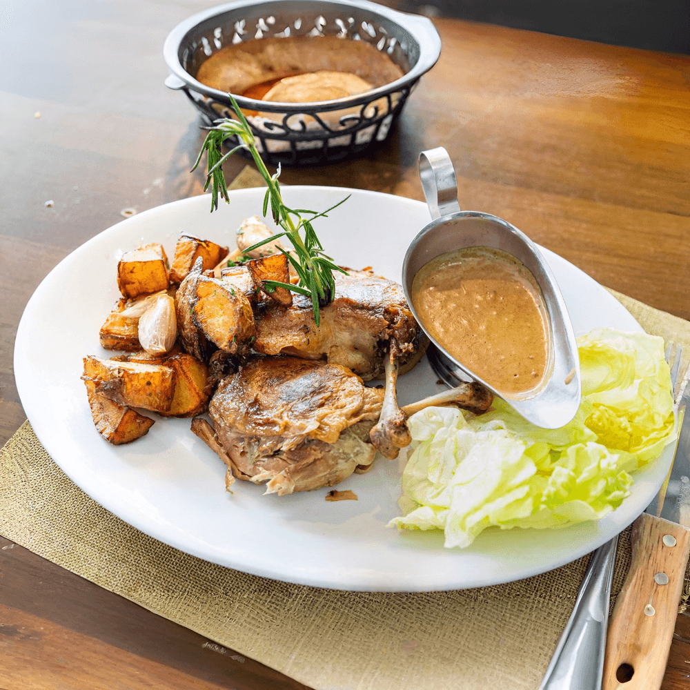 Les Deux Cuisses De Canard Confites Maison Pommes De Terre Rôties À La Graisse De Canard, Sauce A...