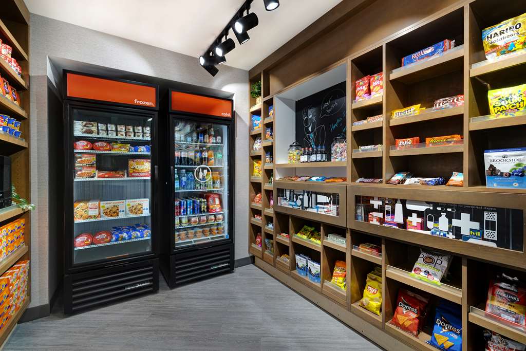 Hampton Inn & Suites Marina Image