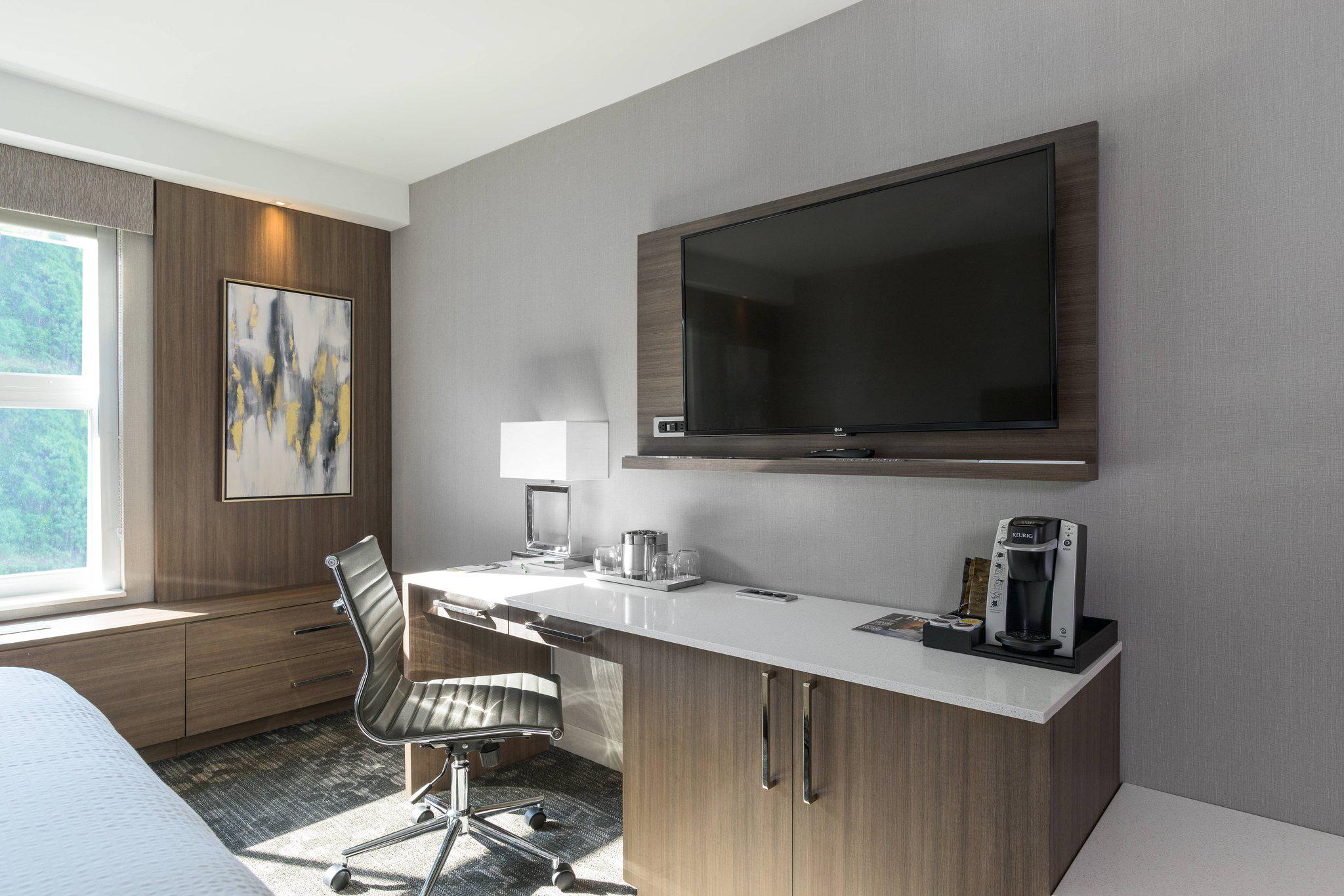 Courtyard by Marriott Edgewater NYC Area Photo