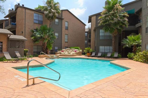 Images Champions Woods Apartments