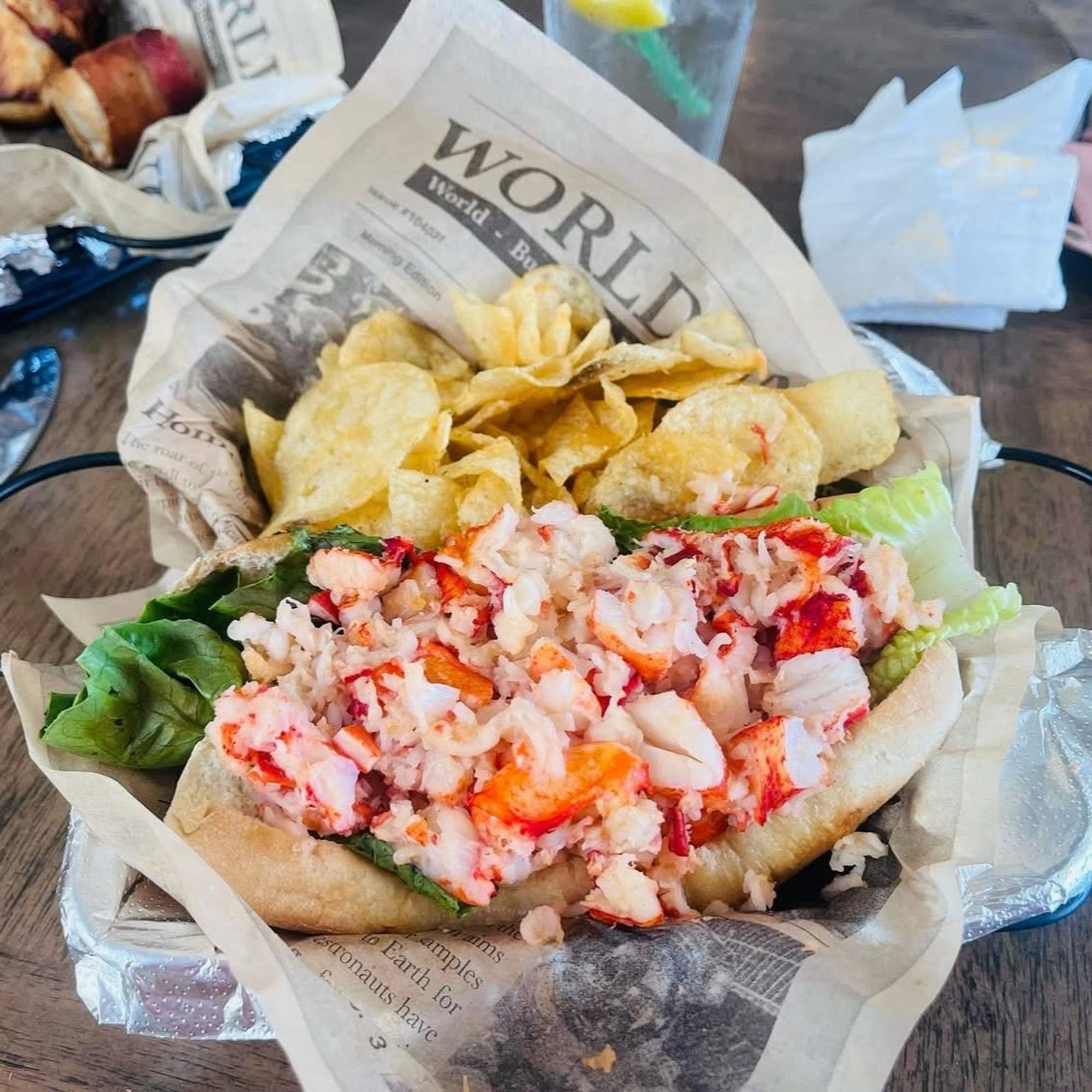 (HOT) Connecticut Style Lobster Roll