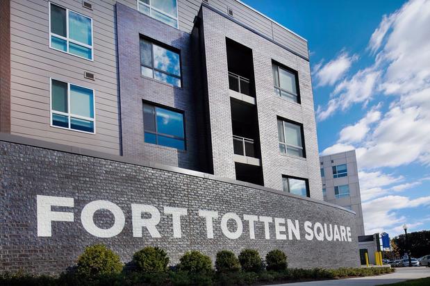 Images Fort Totten Square