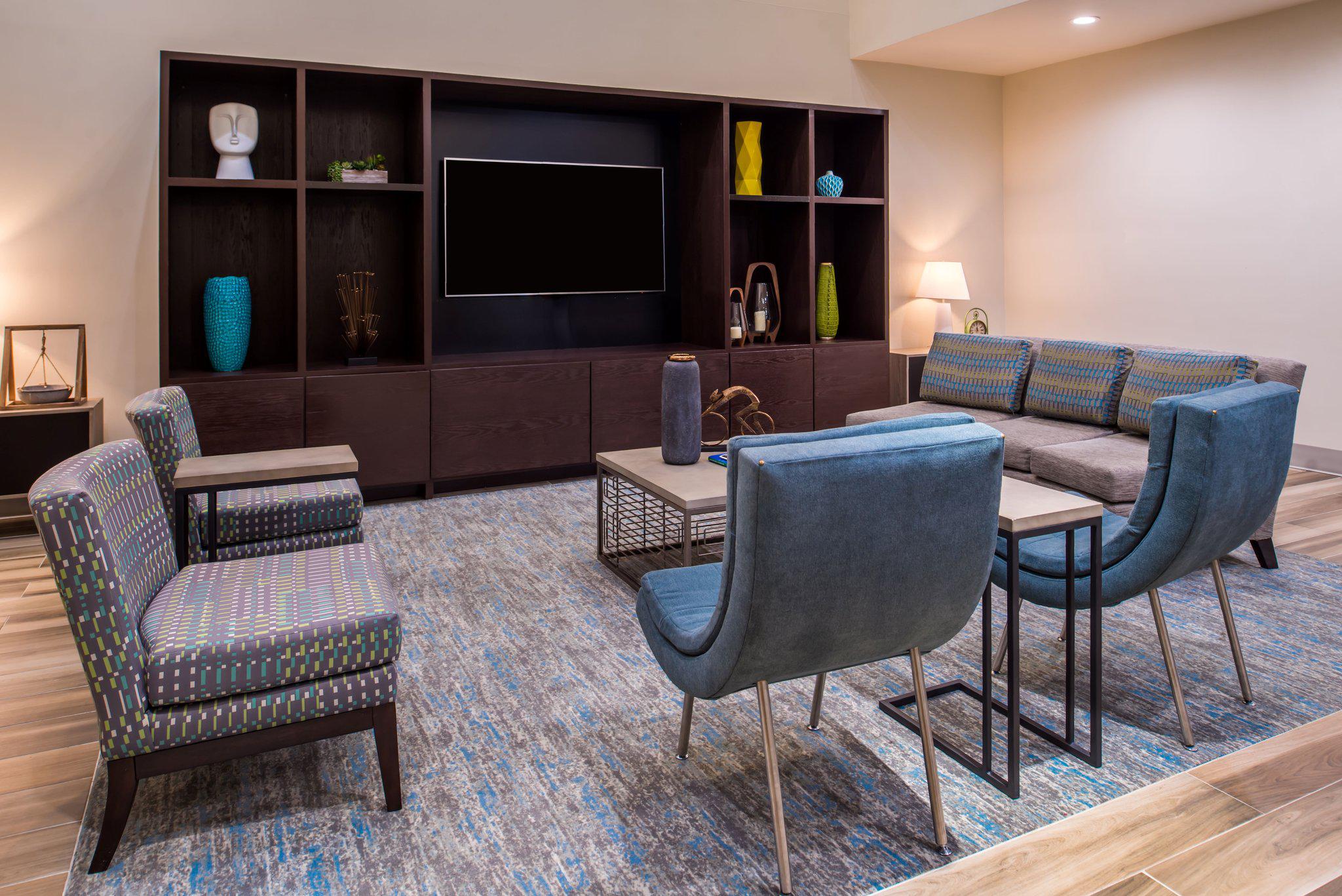 Holiday Inn & Suites Dallas-Addison Photo