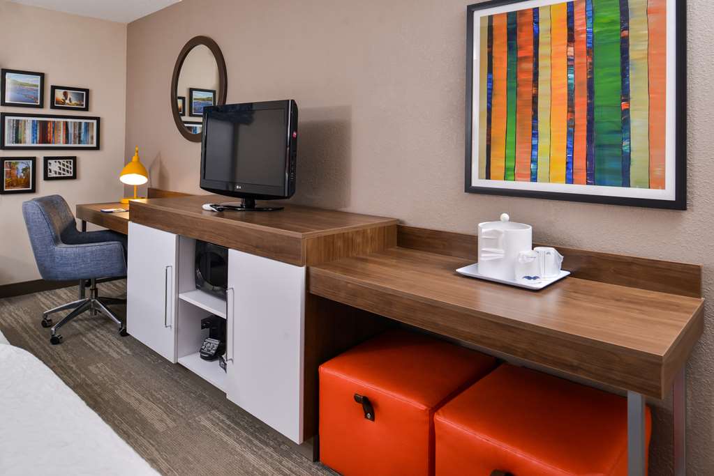 Hampton Inn Emporia Image