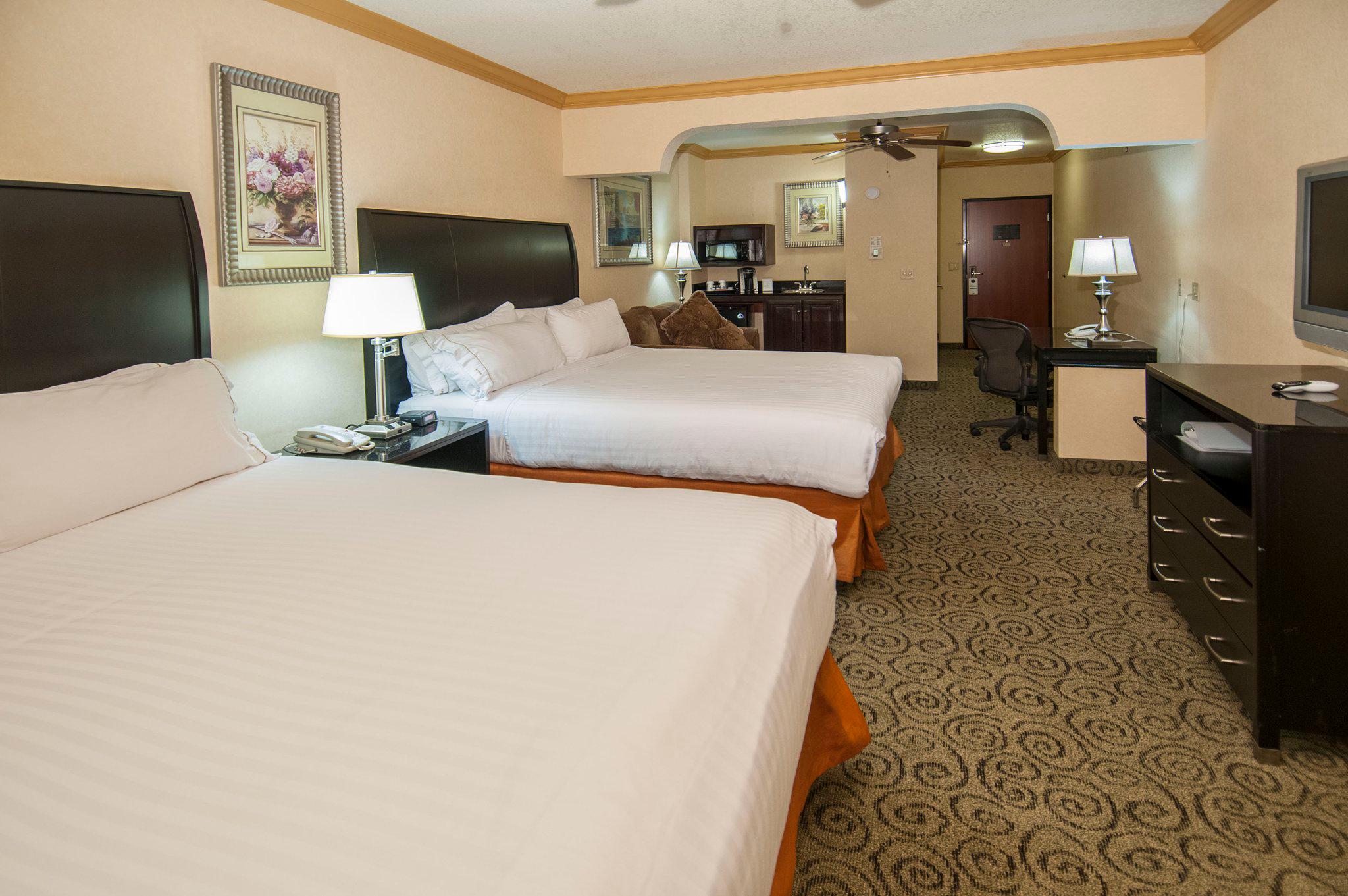 Holiday Inn Express & Suites Bakersfield Central Photo