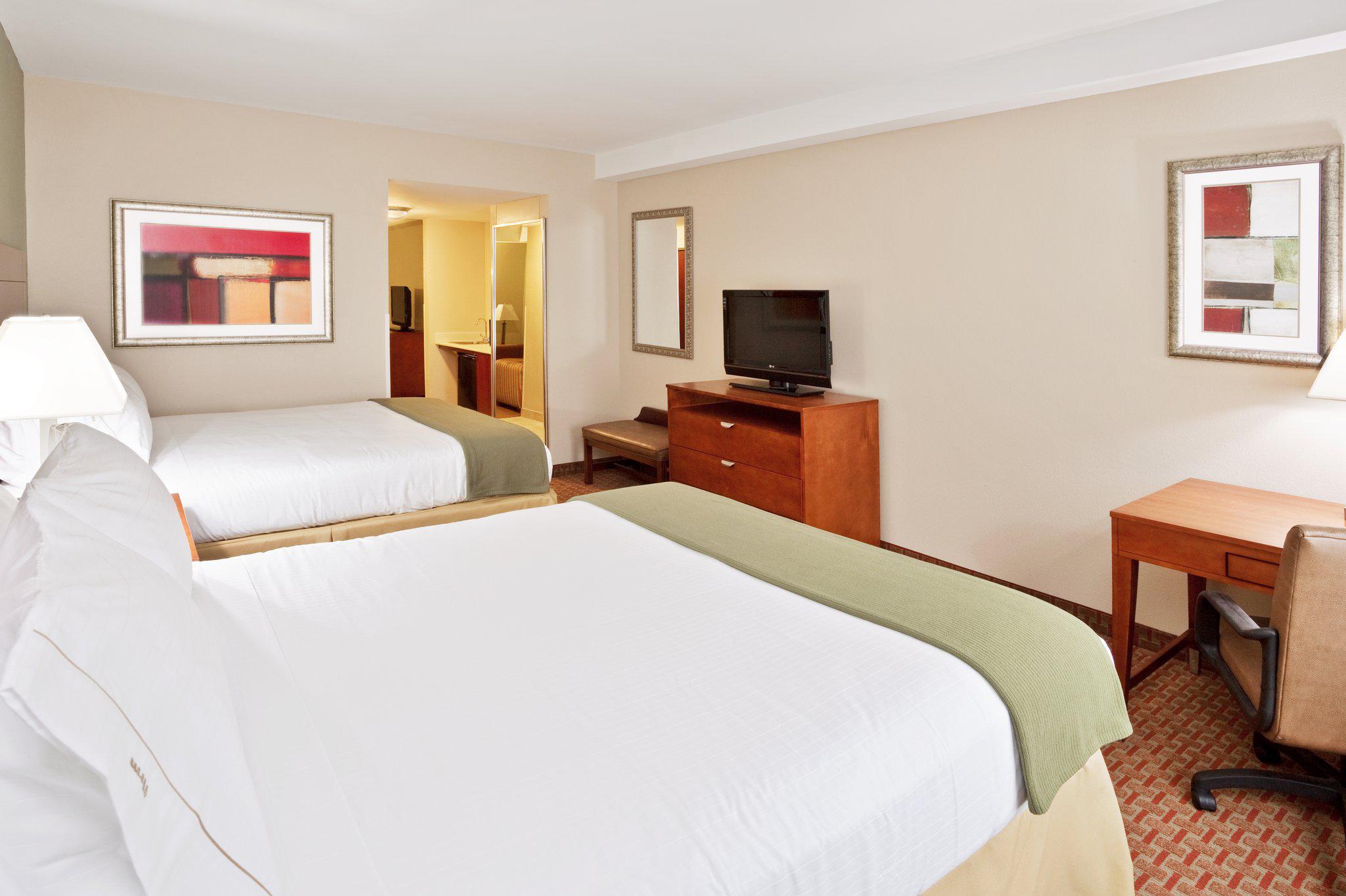 Holiday Inn Express & Suites Niagara Falls Photo